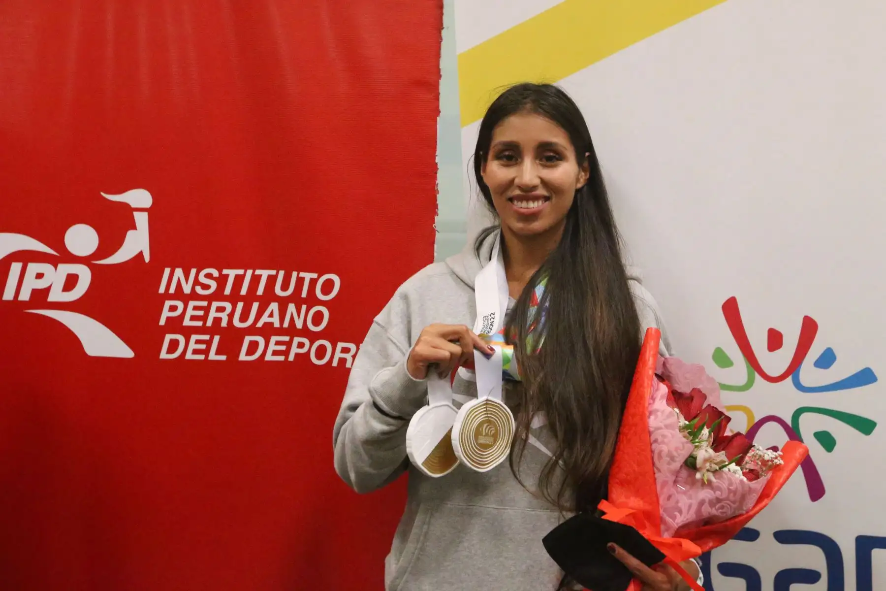 La atleta peruana Kimberly García León,  llega a Lima tras lograr dos medallas de oro en el Campeonato Mundial de Atletismo Oregon 2022, en los 20 y 35 kilómetros de marcha. Para luego colocar al Perú en el top 10 de este deporte por primera vez en su historia.
Foto: ANDINA/Eddy Ramos