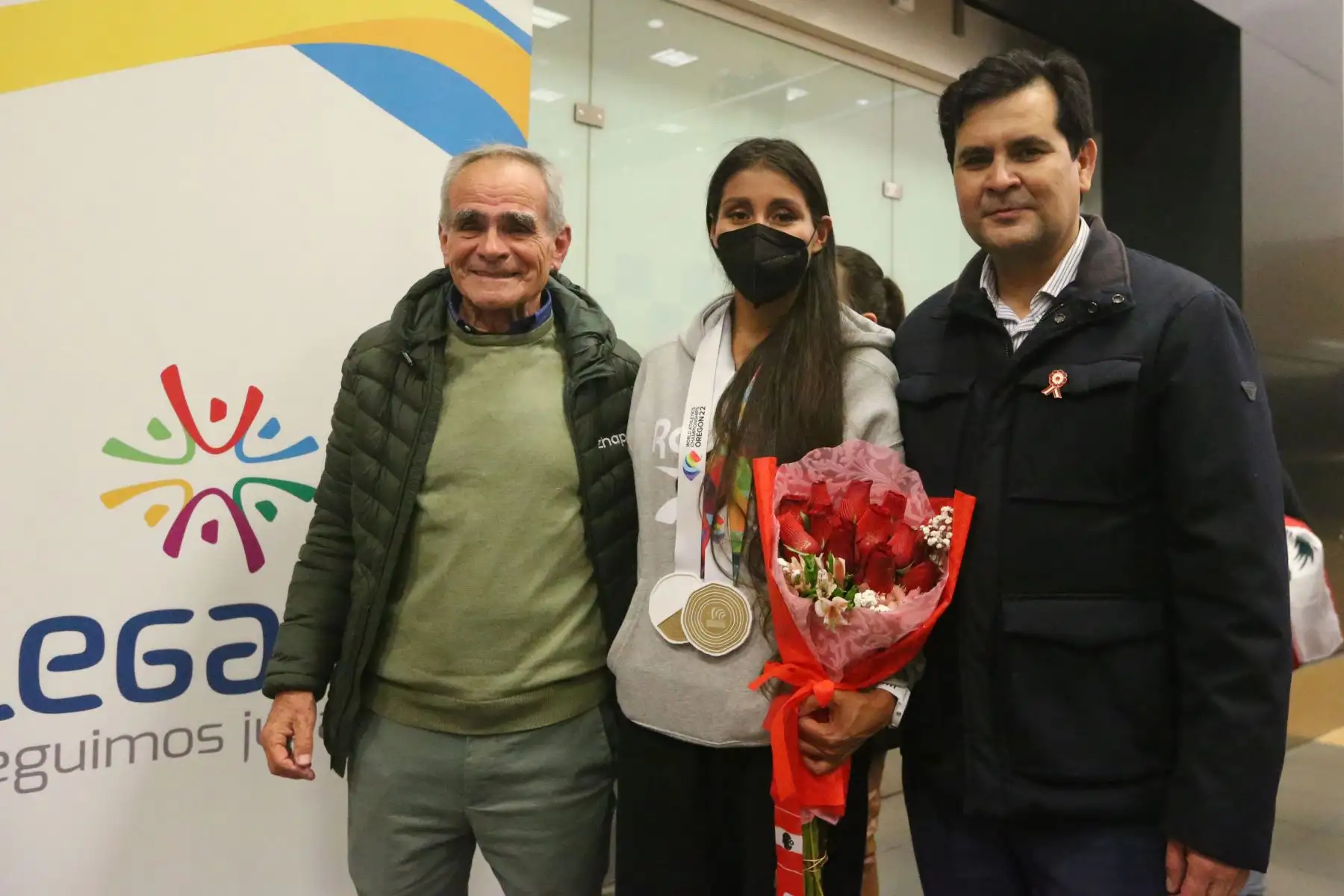 La atleta peruana Kimberly García León,  llega a Lima tras lograr dos medallas de oro en el Campeonato Mundial de Atletismo Oregon 2022, en los 20 y 35 kilómetros de marcha. Para luego colocar al Perú en el top 10 de este deporte por primera vez en su historia.
Foto: ANDINA/Eddy Ramos