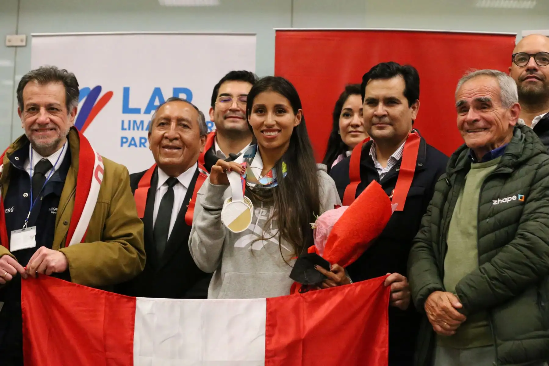 La atleta peruana Kimberly García León,  llega a Lima tras lograr dos medallas de oro en el Campeonato Mundial de Atletismo Oregon 2022, en los 20 y 35 kilómetros de marcha. Para luego colocar al Perú en el top 10 de este deporte por primera vez en su historia.
Foto: ANDINA/Eddy Ramos
