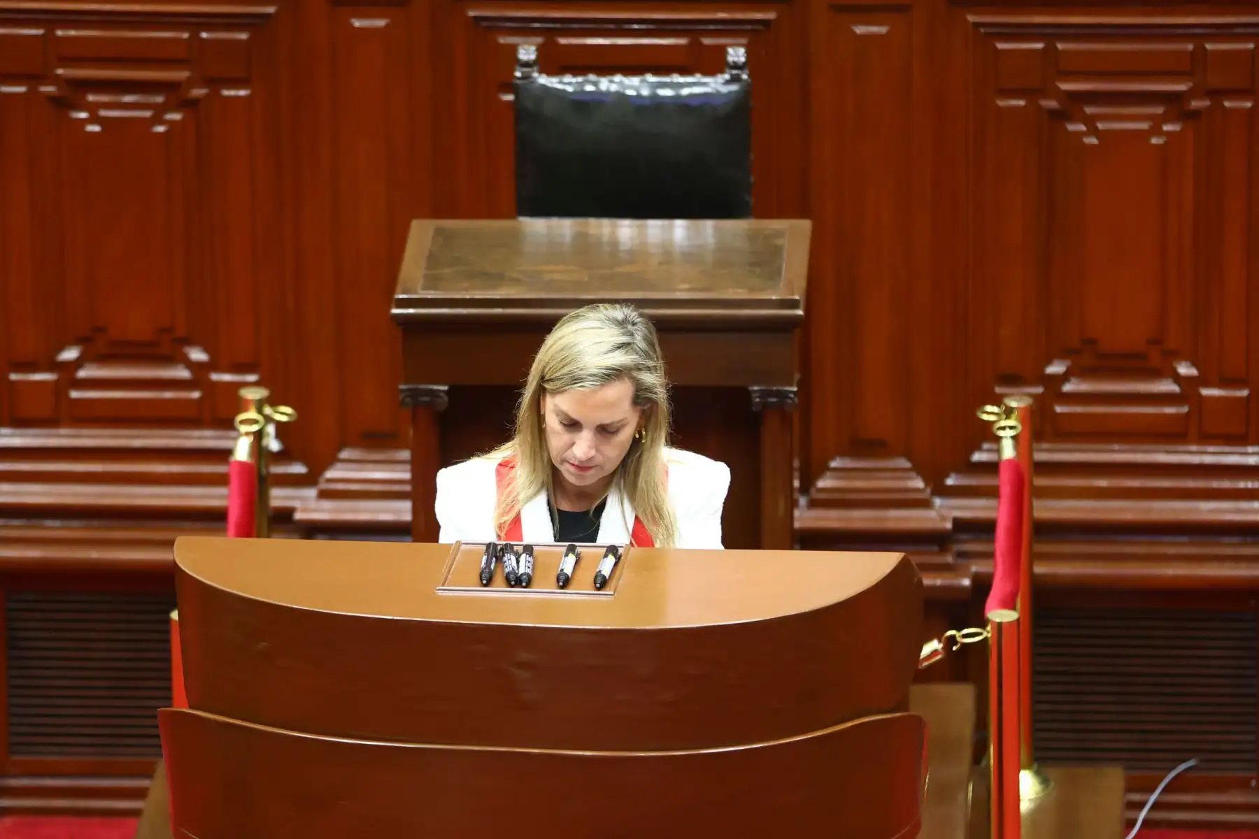 Saliente presidenta del Parlamento, María del Carmen Alva, vota por la elección de la Nueva Mesa Directiva del Congreso.Foto: ANDINA/ Andrés Valle