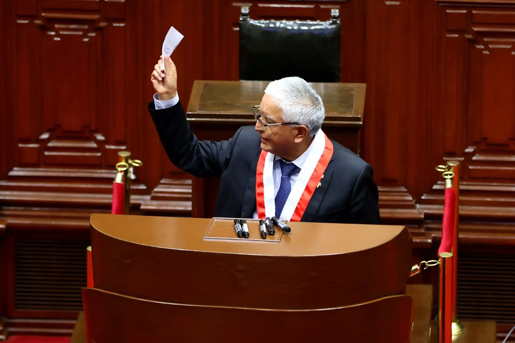 El Congresista Héctor Acuña, emite su voto por la elección de la Nueva Mesa Directiva del Congreso.Foto: ANDINA/ Andrés Valle