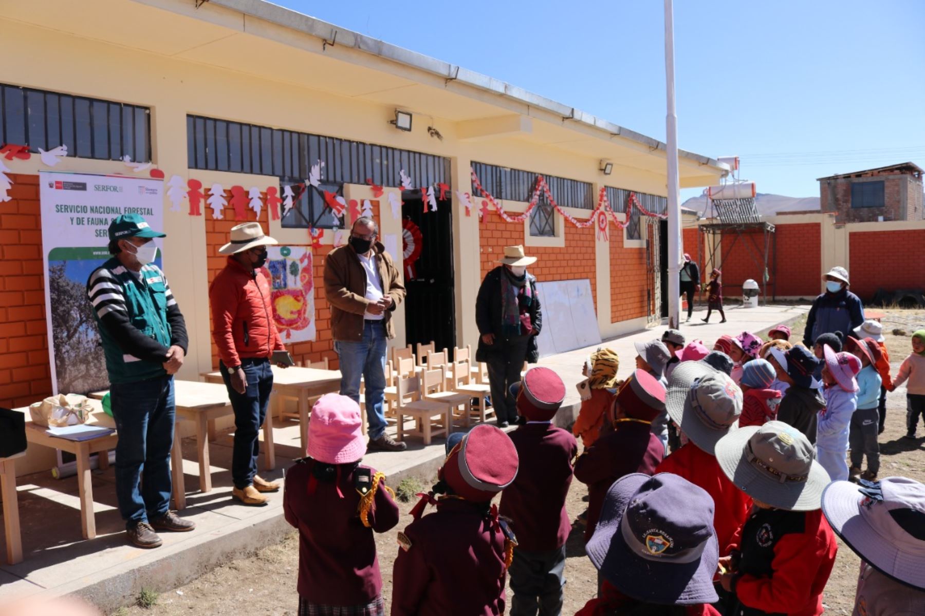Estudiantes de colegio altoandino de la provincia de Caylloma, en Arequipa, recibieron mobiliario escolar que fue fabricado con madera donada por el Serfor. ANDINA/Difusión