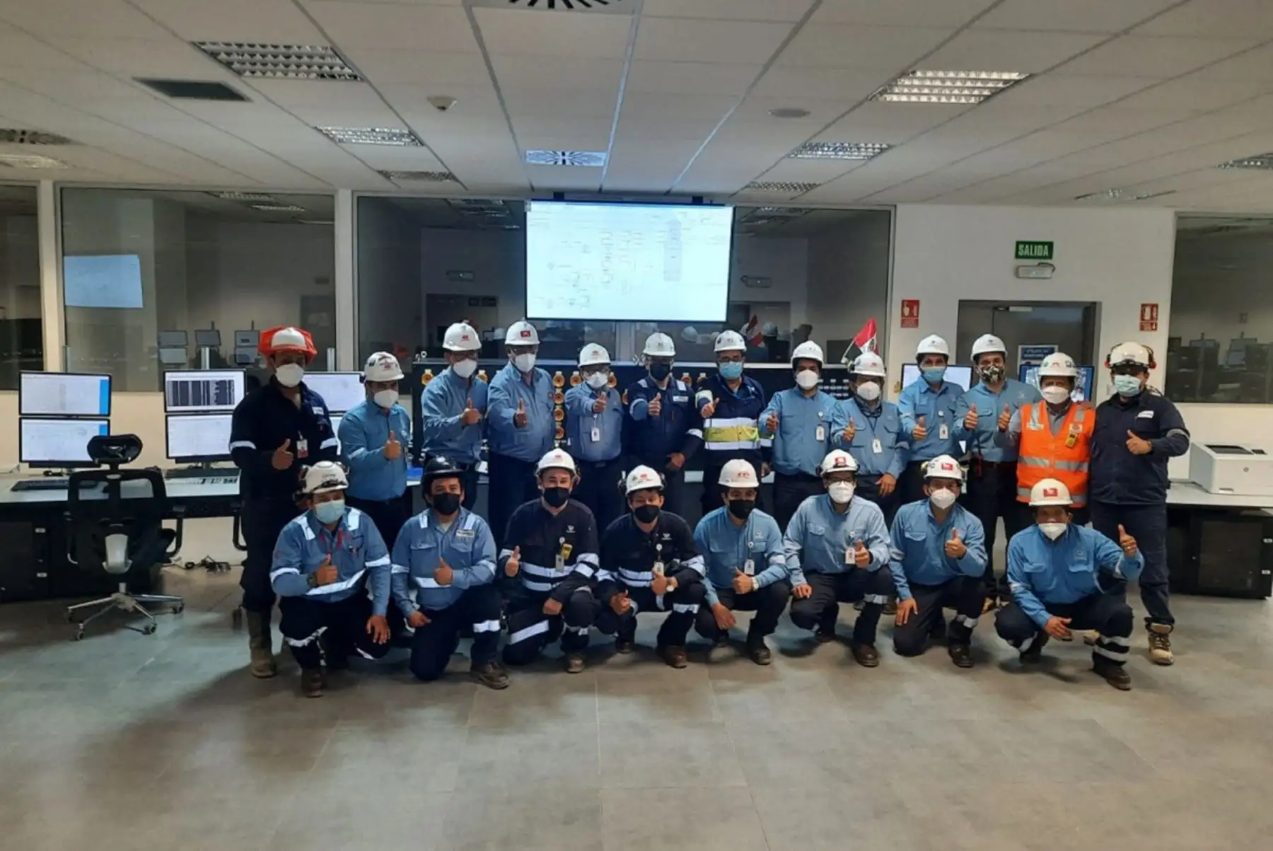 Personal de Petroperú que inició la puesta en marcha de la Unidad de Destilación Primaria, de la Nueva Refinería Talara. Foto: cortesía.