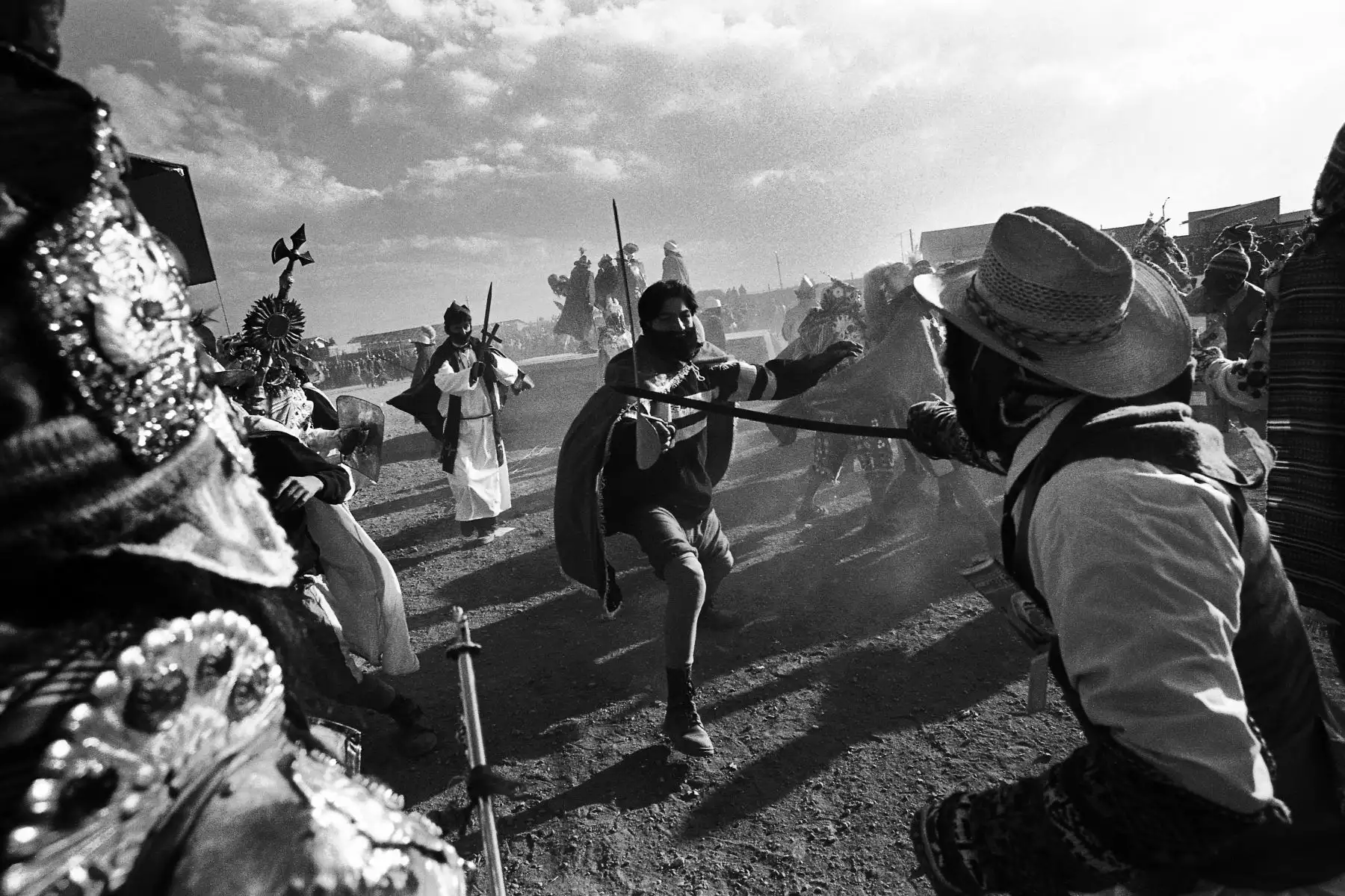 La artista audiovisual Malú Cabellos presenta la muestra fotográfica “Inka”, sobre la tradición teatralizada de la captura y muerte de del inca Atahualpa. A partir de las imágenes, 10 artistas reflexionan sobre memoria, mestizaje e identidad mediante diversas técnicas artísticas.
Foto: Malú Cabellos