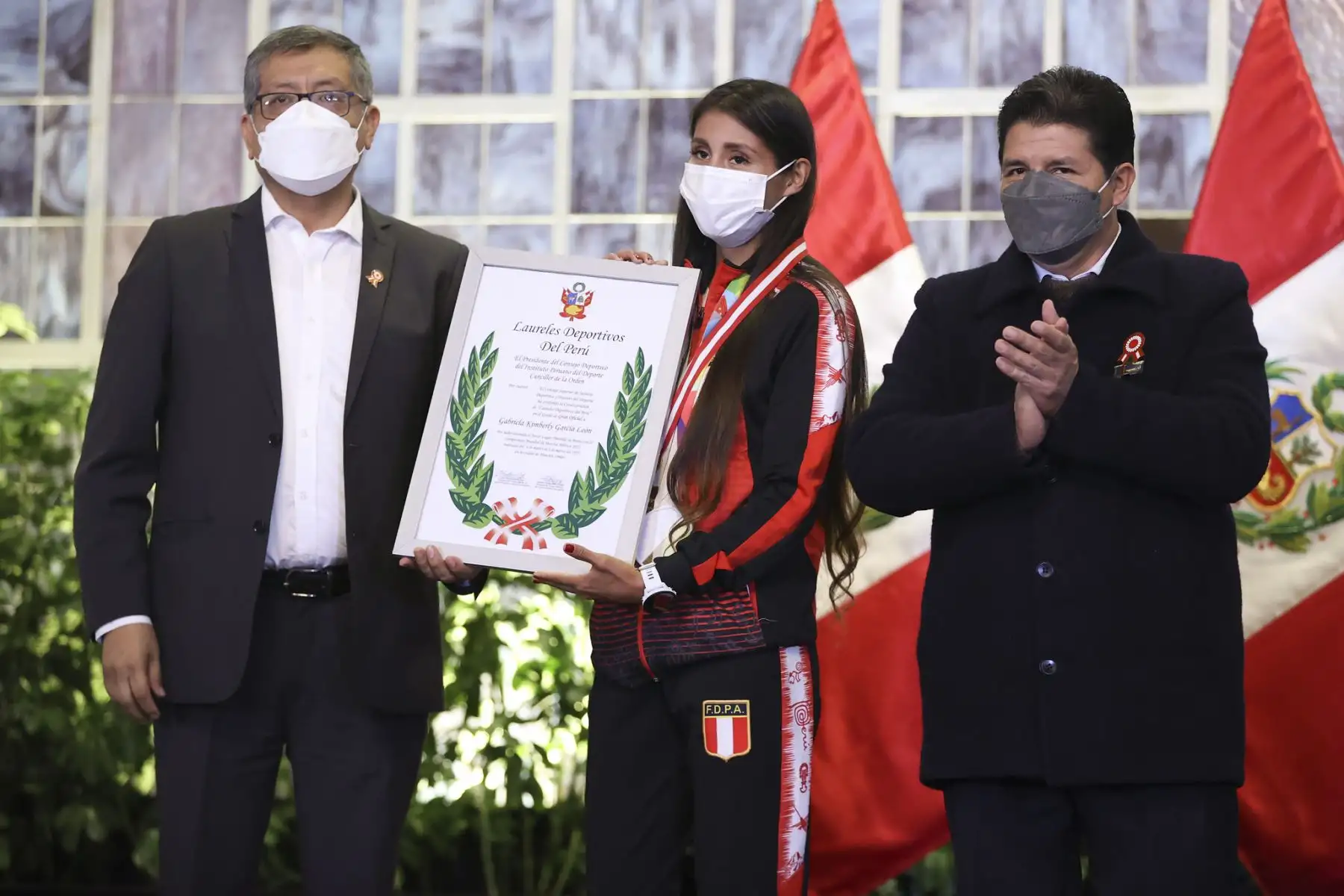 Presidente de la República, Pedro Castillo, reconoce a la atleta Kimberly García por haber obtenido dos medallas de oro en el mundial de atletismo.
Foto: ANDINA/Prensa Presidencia
