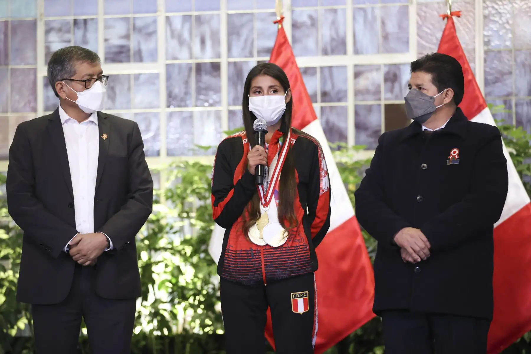 Presidente de la República, Pedro Castillo, reconoce a la atleta Kimberly García por haber obtenido dos medallas de oro en el mundial de atletismo.
Foto: ANDINA/Prensa Presidencia