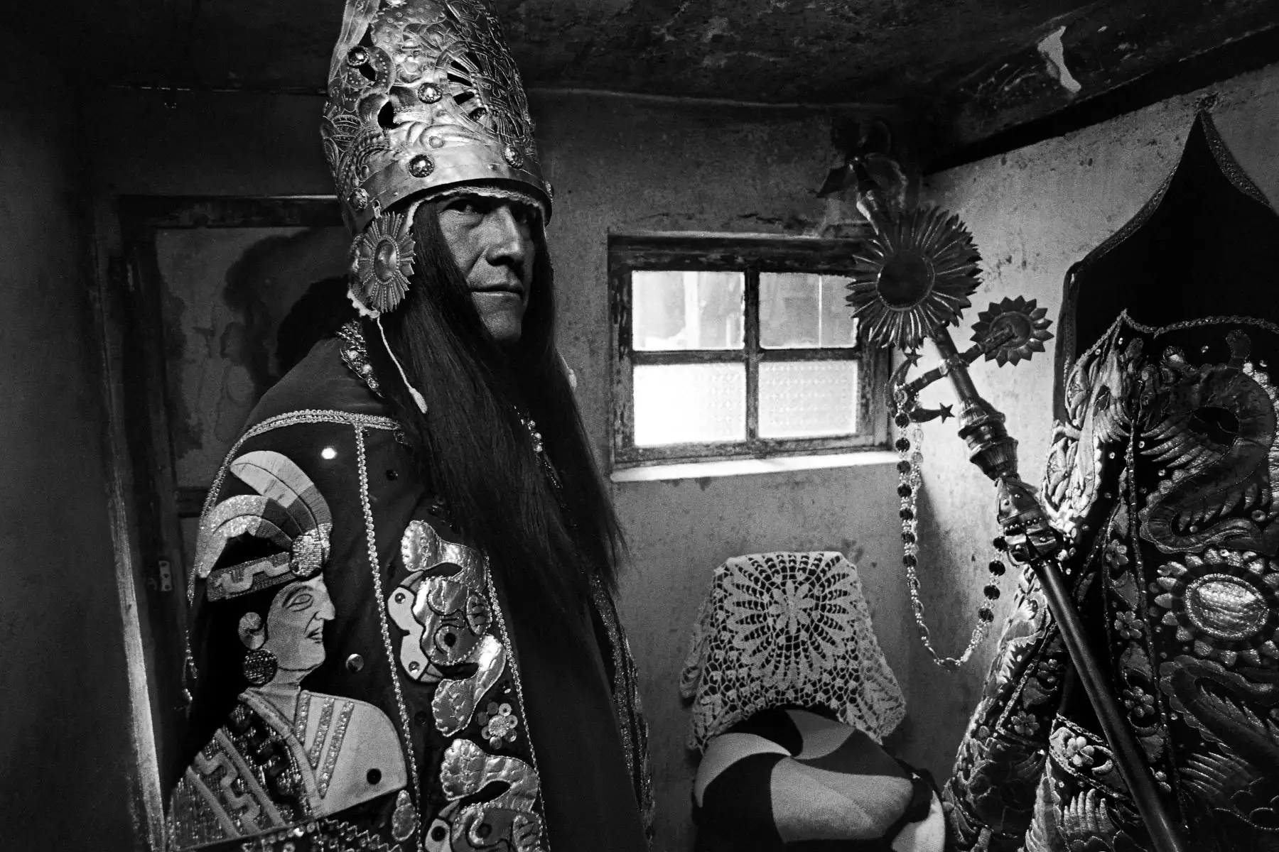 Con una cámara analógica y rollos de película en blanco y negro, la socióloga y fotodocumentalista Malú Cabellos registró esta “tradición teatral andina”, entre 1998 y 2004, en los pueblos de Carhuamayo, Huamantanga y Huaylas, ubicados en los departamentos de Junín.
Foto: Malú Cabellos