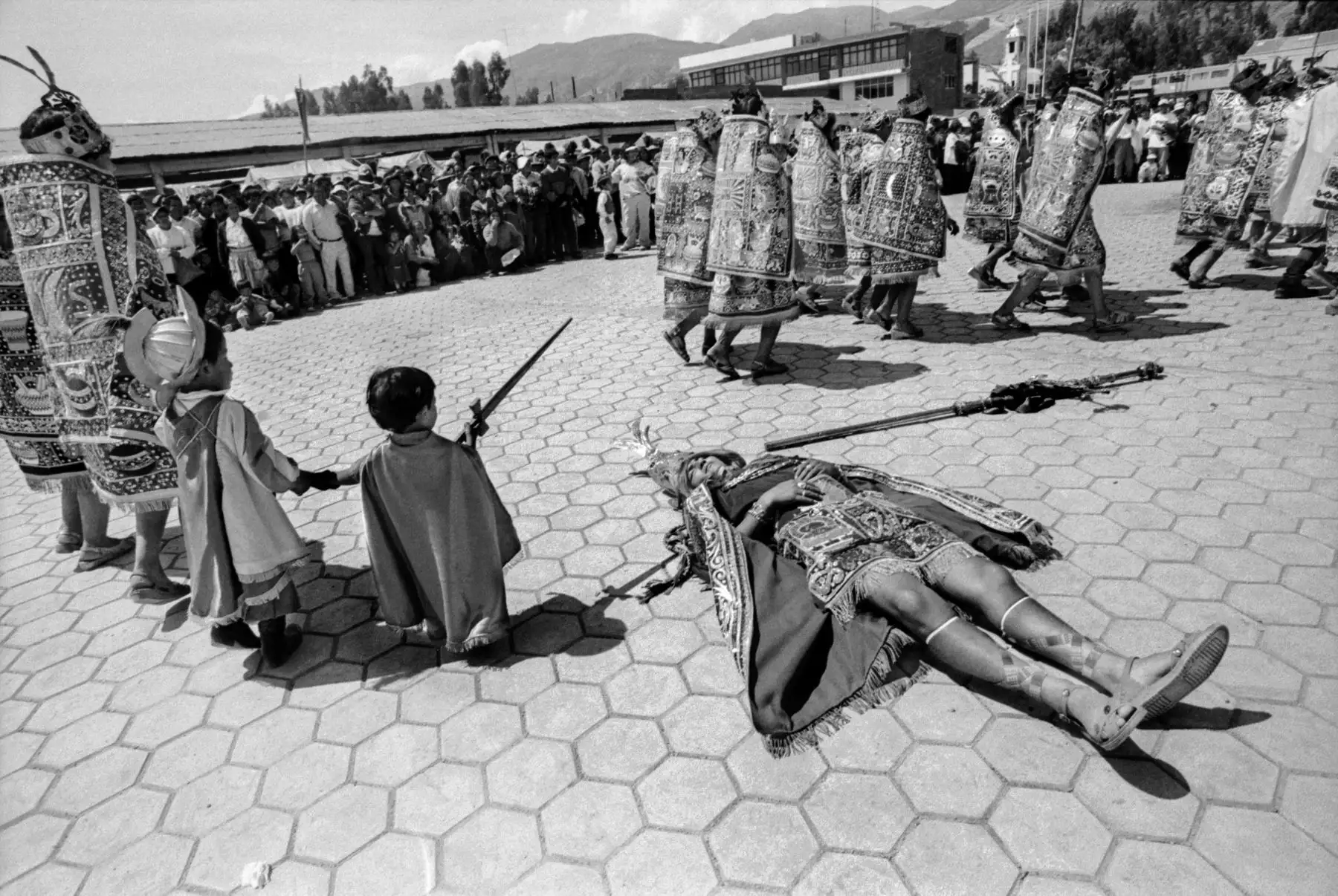 La artista audiovisual Malú Cabellos presenta la muestra fotográfica “Inka”, sobre la tradición teatralizada de la captura y muerte de del inca Atahualpa. A partir de las imágenes, 10 artistas reflexionan sobre memoria, mestizaje e identidad mediante diversas técnicas artísticas.
Foto: Malú Cabellos