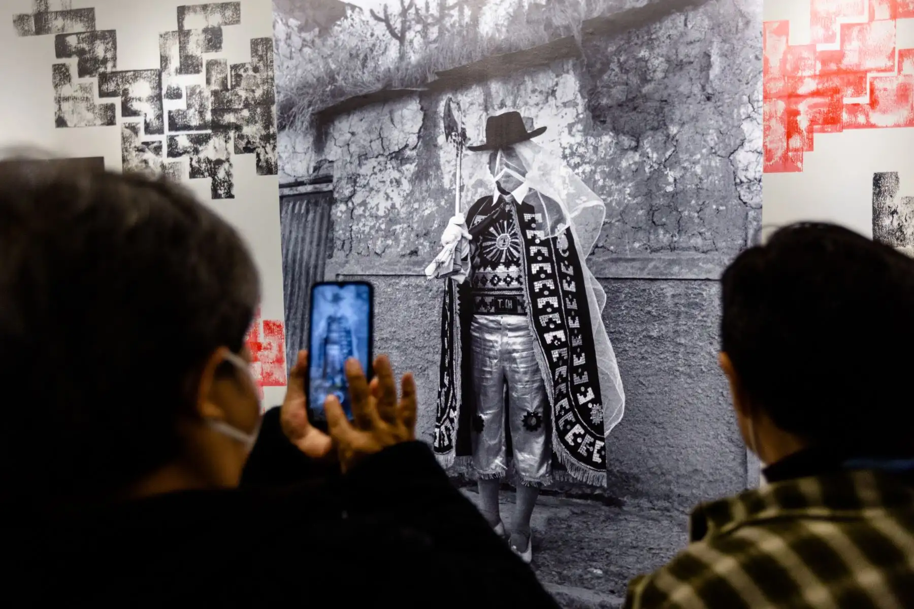 La artista audiovisual Malú Cabellos presenta la muestra fotográfica “Inka”, sobre la tradición teatralizada de la captura y muerte de del inca Atahualpa. A partir de las imágenes, 10 artistas reflexionan sobre memoria, mestizaje e identidad mediante diversas técnicas artísticas.
Foto: Malú Cabellos
