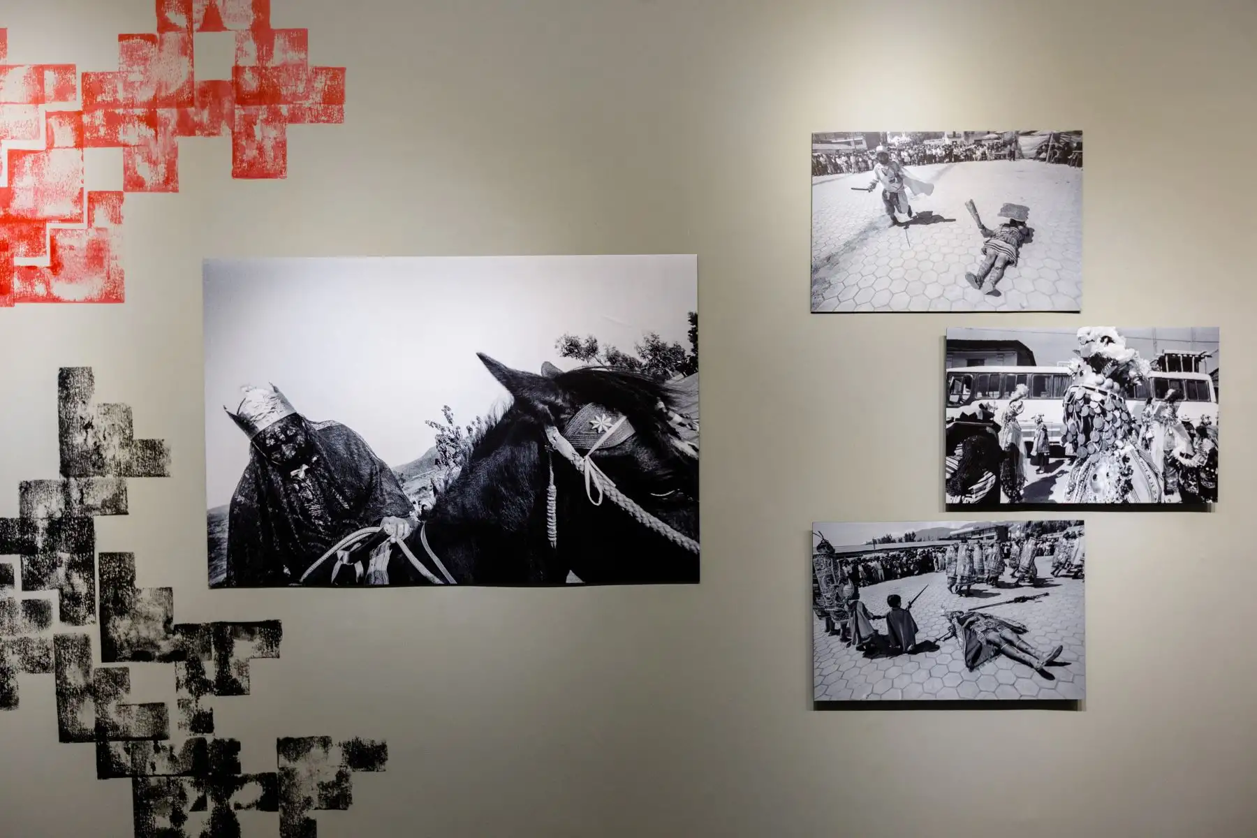 La artista audiovisual Malú Cabellos presenta la muestra fotográfica “Inka”, sobre la tradición teatralizada de la captura y muerte de del inca Atahualpa. A partir de las imágenes, 10 artistas reflexionan sobre memoria, mestizaje e identidad mediante diversas técnicas artísticas.
Foto: Malú Cabellos