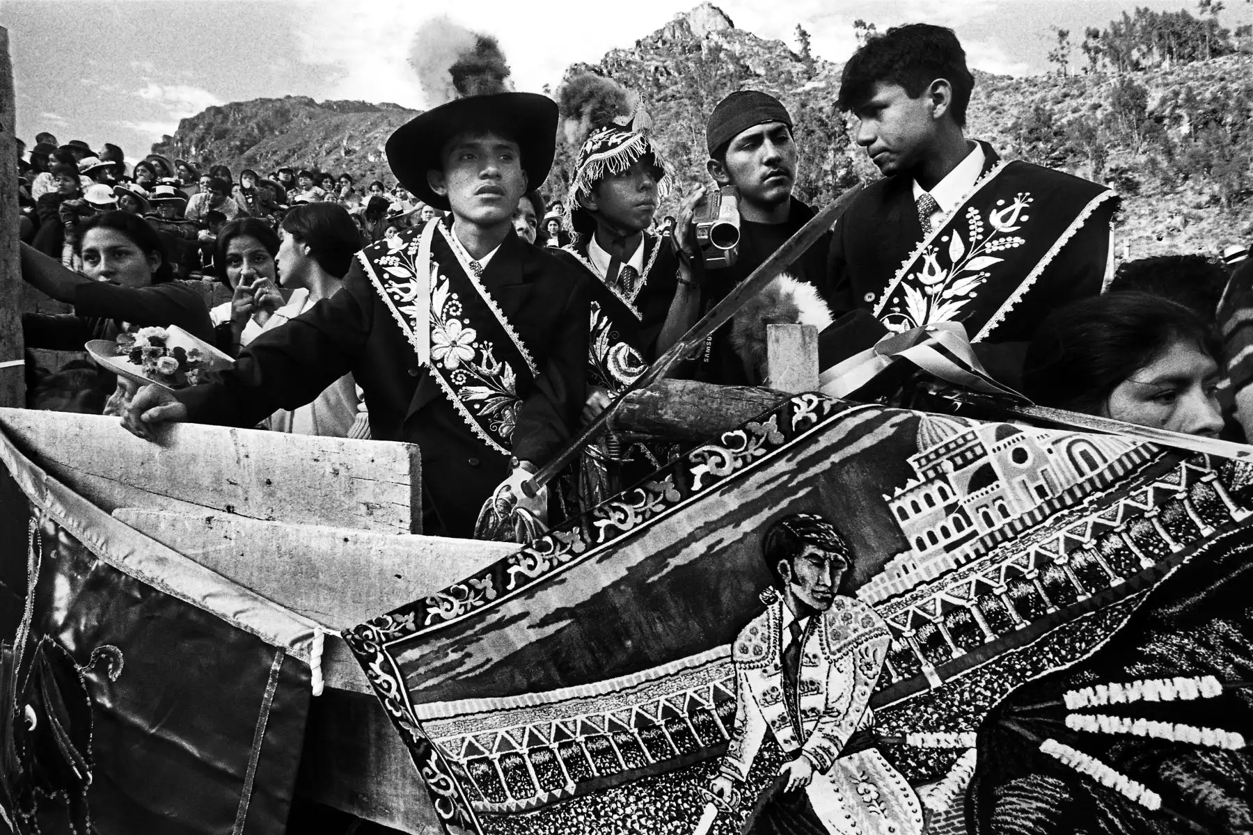 La artista audiovisual Malú Cabellos presenta la muestra fotográfica “Inka”, sobre la tradición teatralizada de la captura y muerte de del inca Atahualpa. A partir de las imágenes, 10 artistas reflexionan sobre memoria, mestizaje e identidad mediante diversas técnicas artísticas.
Foto: Malú Cabellos