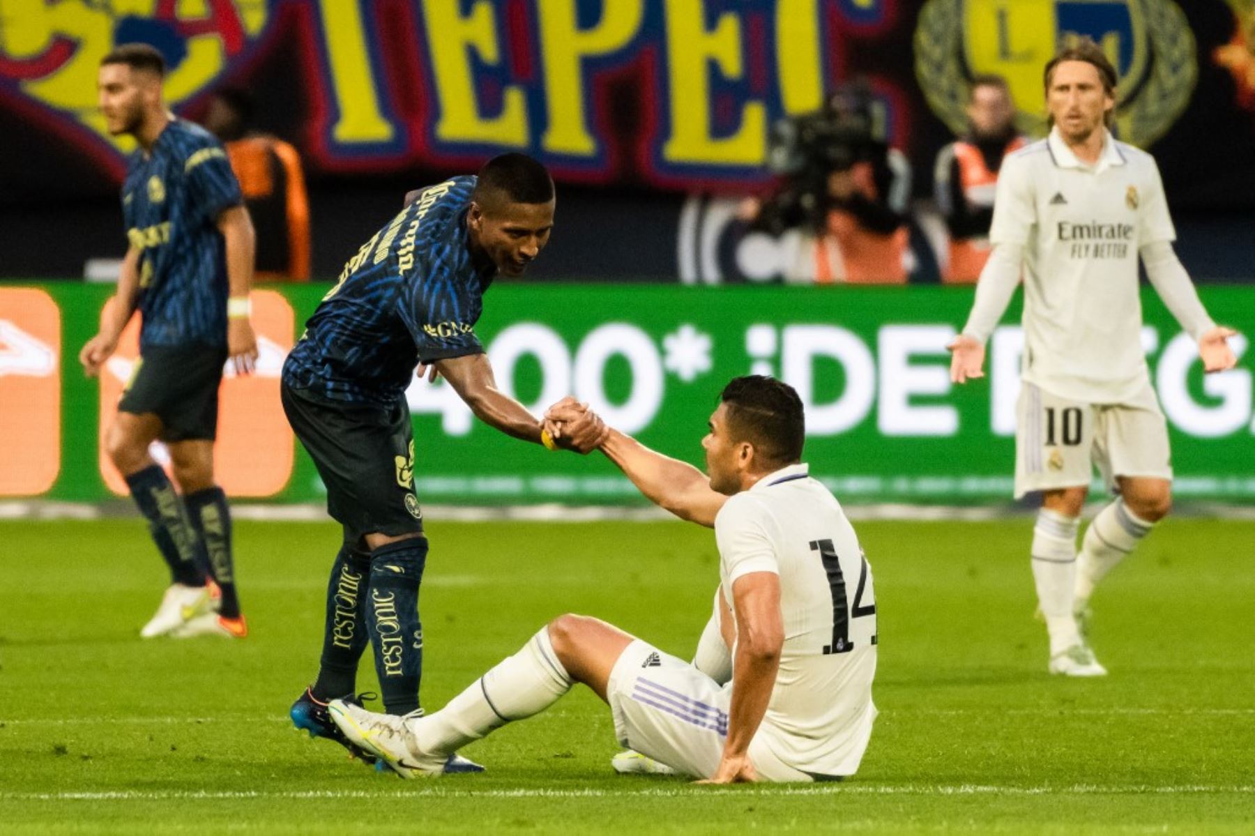Casemiro perdió en el duelo que tuvo con el peruano Pedro Aquino durante el partido amistoso entre el Real Madrid y América de México