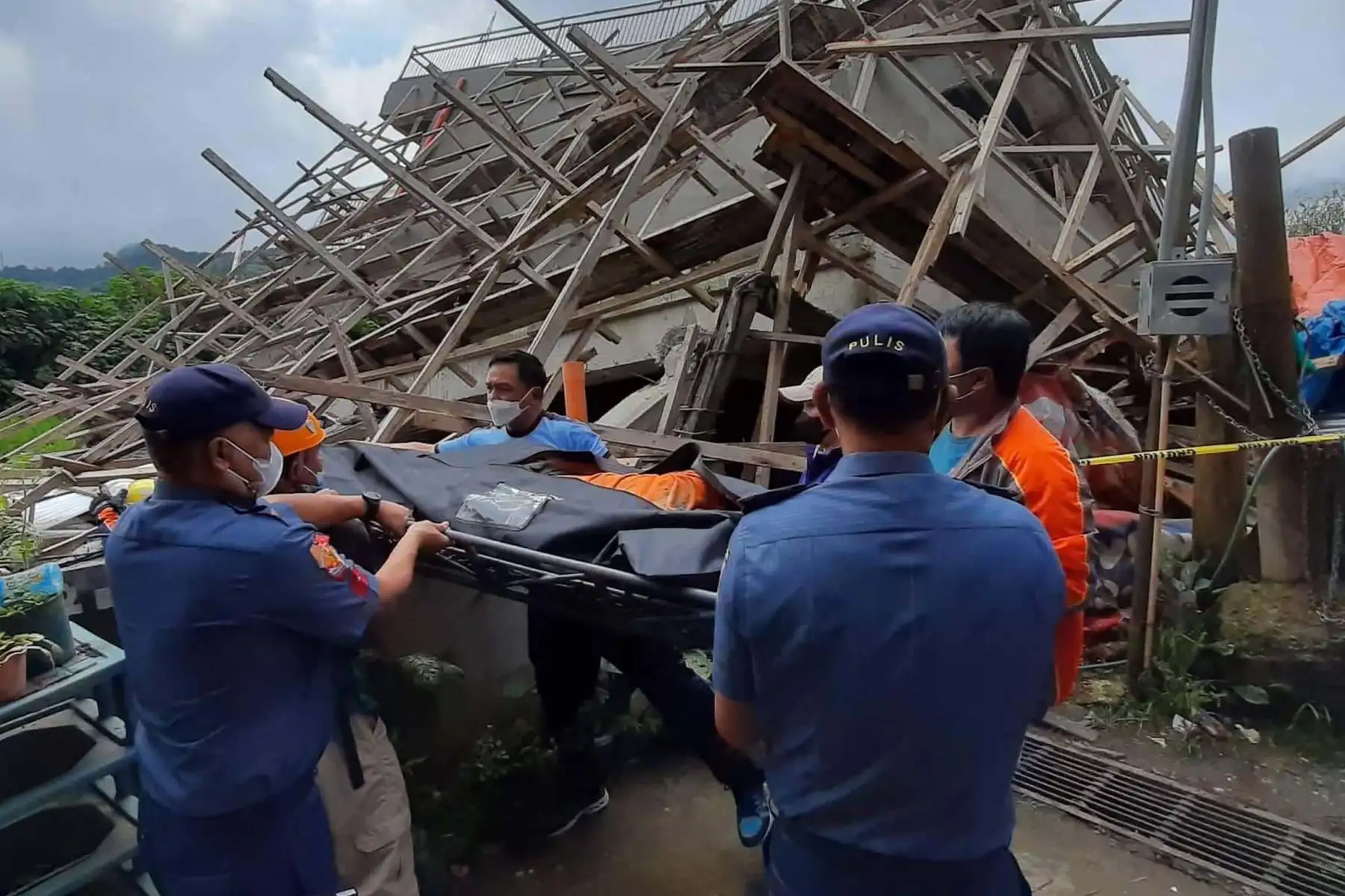 Dos trabajadores de la construcción murieron en la provincia de Benguet y una mujer de 23 años falleció aplastada cuando se cayó un muro en el municipio de Bangued, situado en la provincia de Abra, donde se notificaron al menos 78 heridos. Foto: AFP