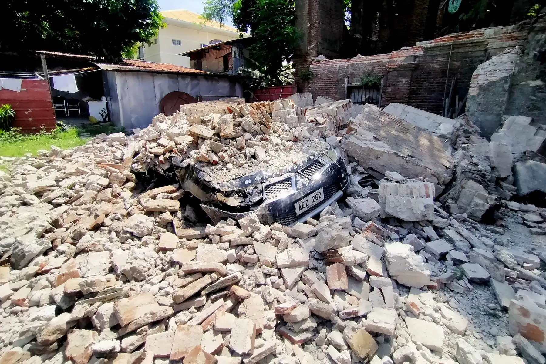 Dos trabajadores de la construcción murieron en la provincia de Benguet y una mujer de 23 años falleció aplastada cuando se cayó un muro en el municipio de Bangued, situado en la provincia de Abra, donde se notificaron al menos 78 heridos. Foto: AFP