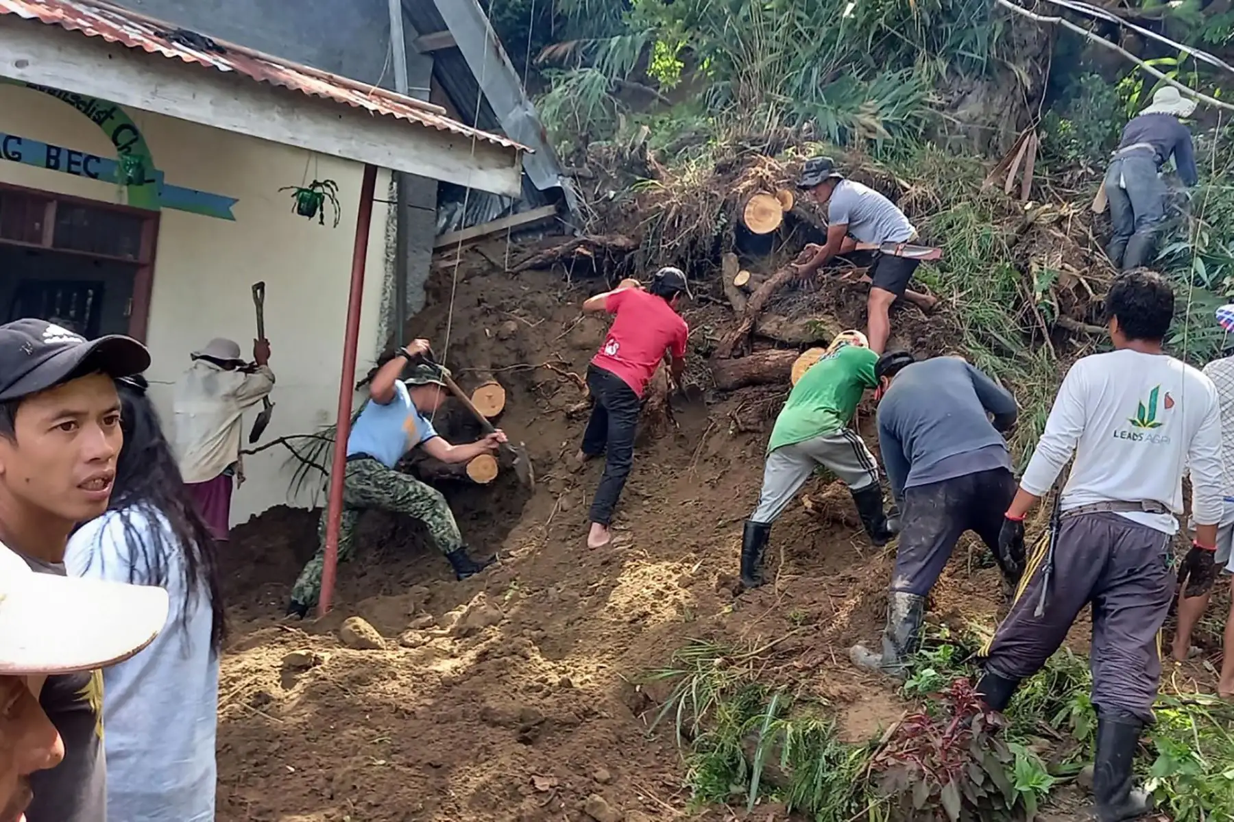 Dos trabajadores de la construcción murieron en la provincia de Benguet y una mujer de 23 años falleció aplastada cuando se cayó un muro en el municipio de Bangued, situado en la provincia de Abra, donde se notificaron al menos 78 heridos. Foto: AFP