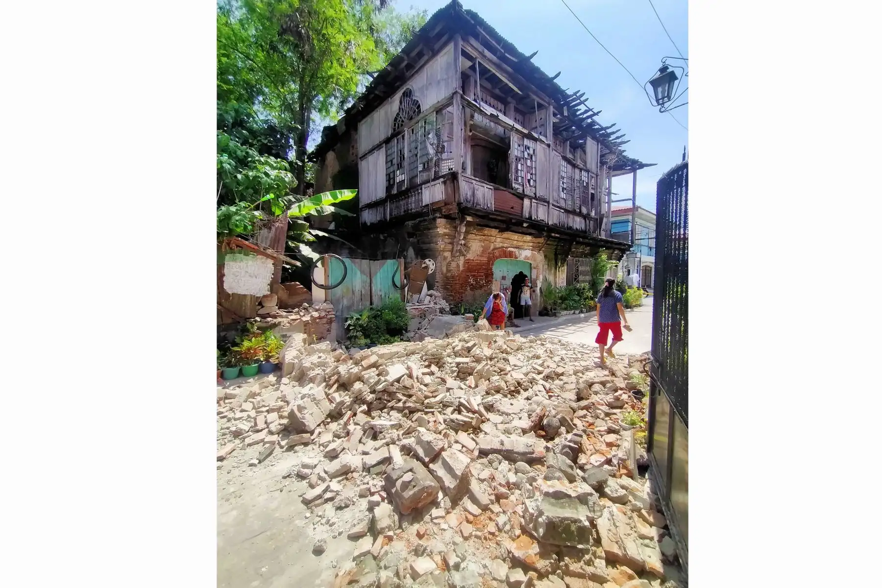El fuerte temblor provocó más de un centenar de heridos en la región y dañó edificios por decenas de desprendimientos de tierra y cortes de electricidad. Foto: AFP