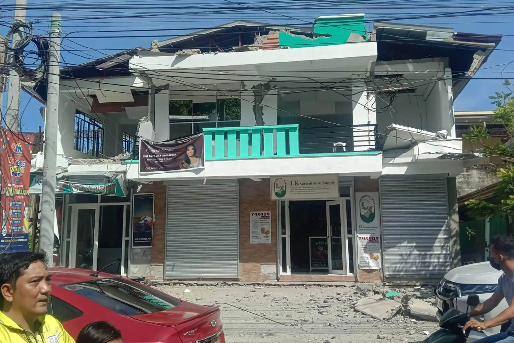 Al menos cinco personas murieron en un terremoto de 7,0 grados de magnitud que sacudió este miércoles el norte de Filipinas, pero que se sintió hasta la capital Manila, a más de 300 km del epicentro. Foto: AFP