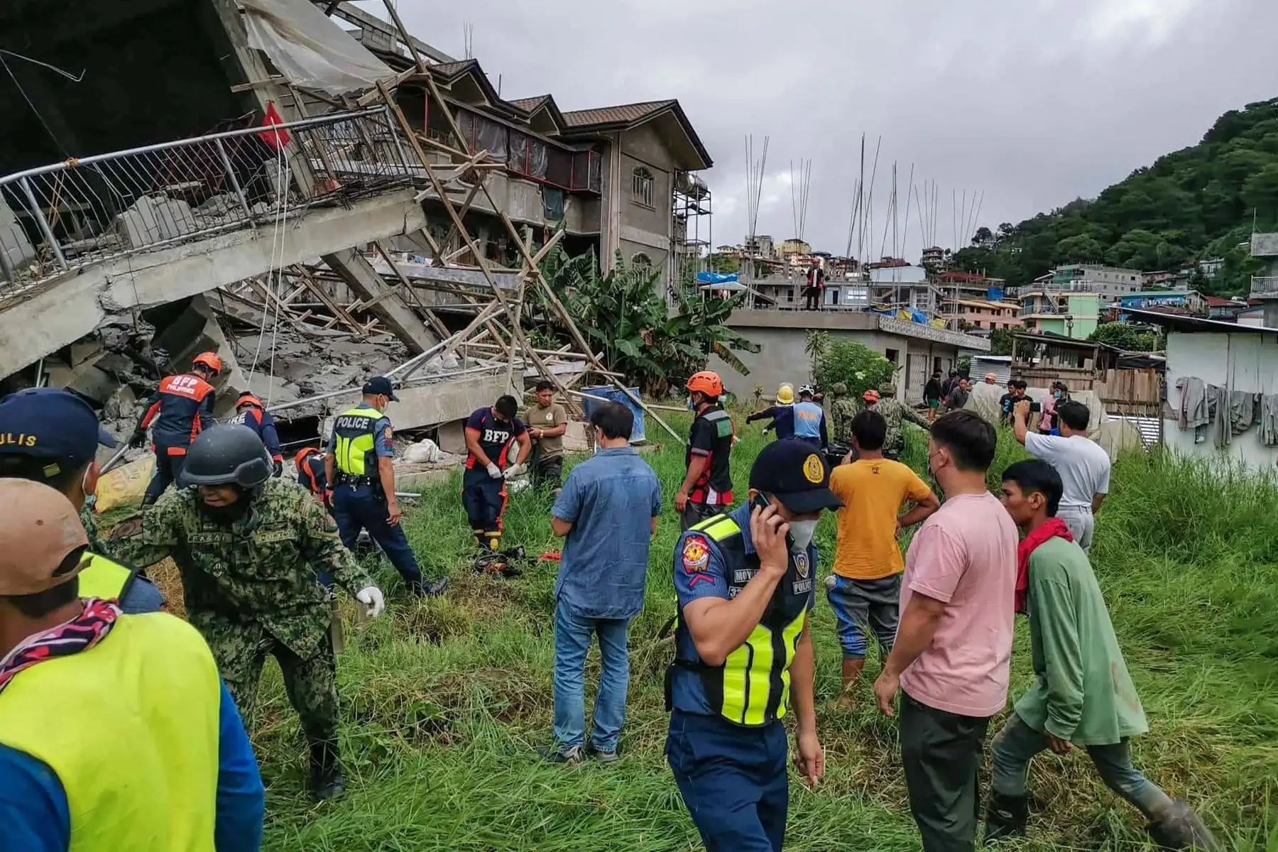 Al menos cinco personas murieron en un terremoto de 7,0 grados de magnitud que sacudió este miércoles el norte de Filipinas, pero que se sintió hasta la capital Manila, a más de 300 km del epicentro. Foto: AFP