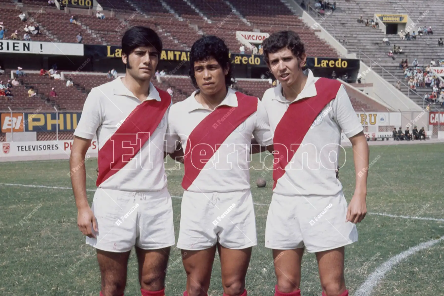 Lima - 1973 /  Rubén Díaz y  Roberto "Titín" Drago con la camiseta del Deportivo Municipal. Foto: Archivo Histórico de El Peruano