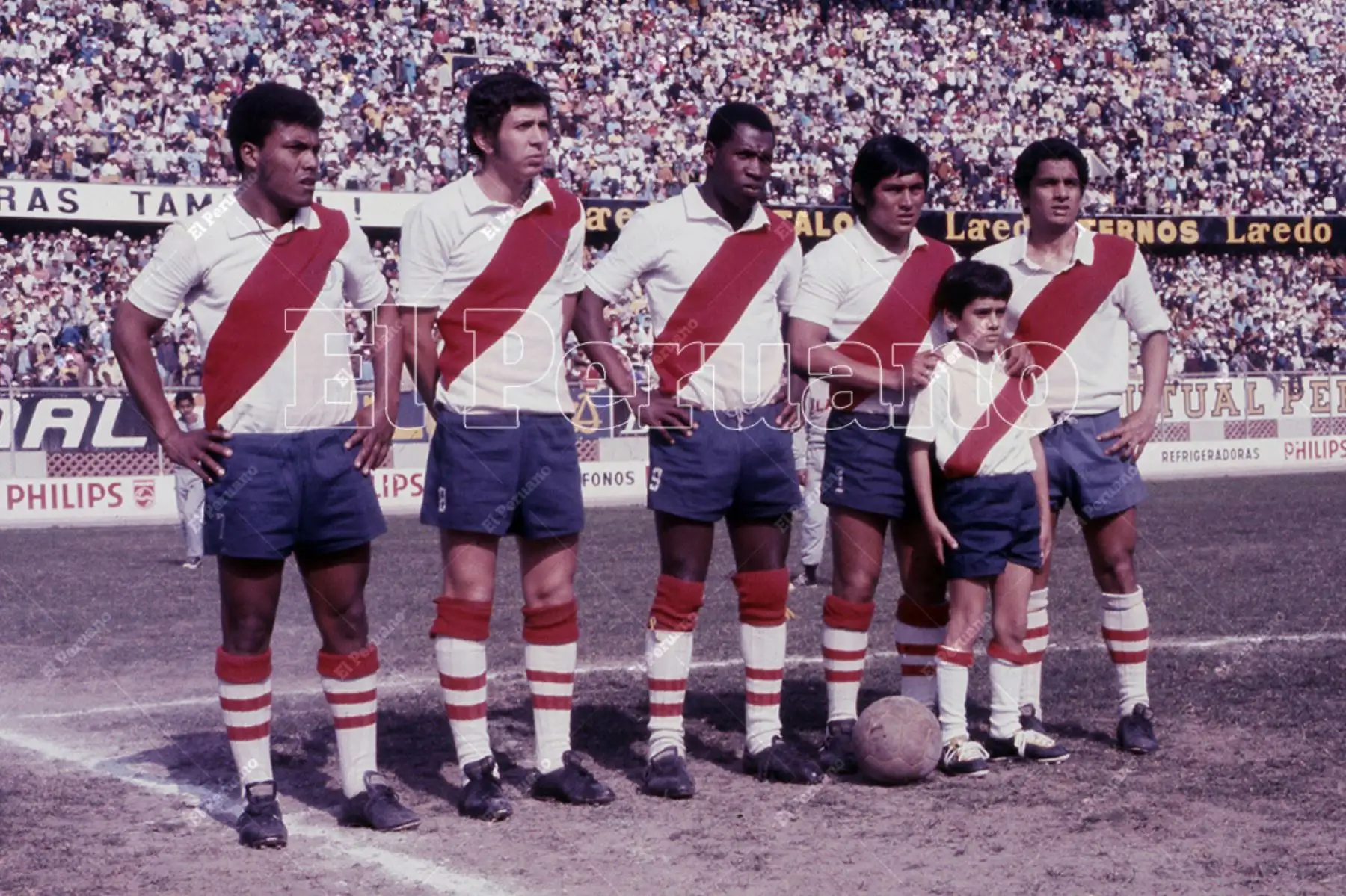 Lima - Década 1970 / Eladio Reyes, Roberto "Titín" Drago y Hugo Sotil en la formación del Club Deportivo Municipal de los años 70. Foto: Archivo Histórico de El Peruano