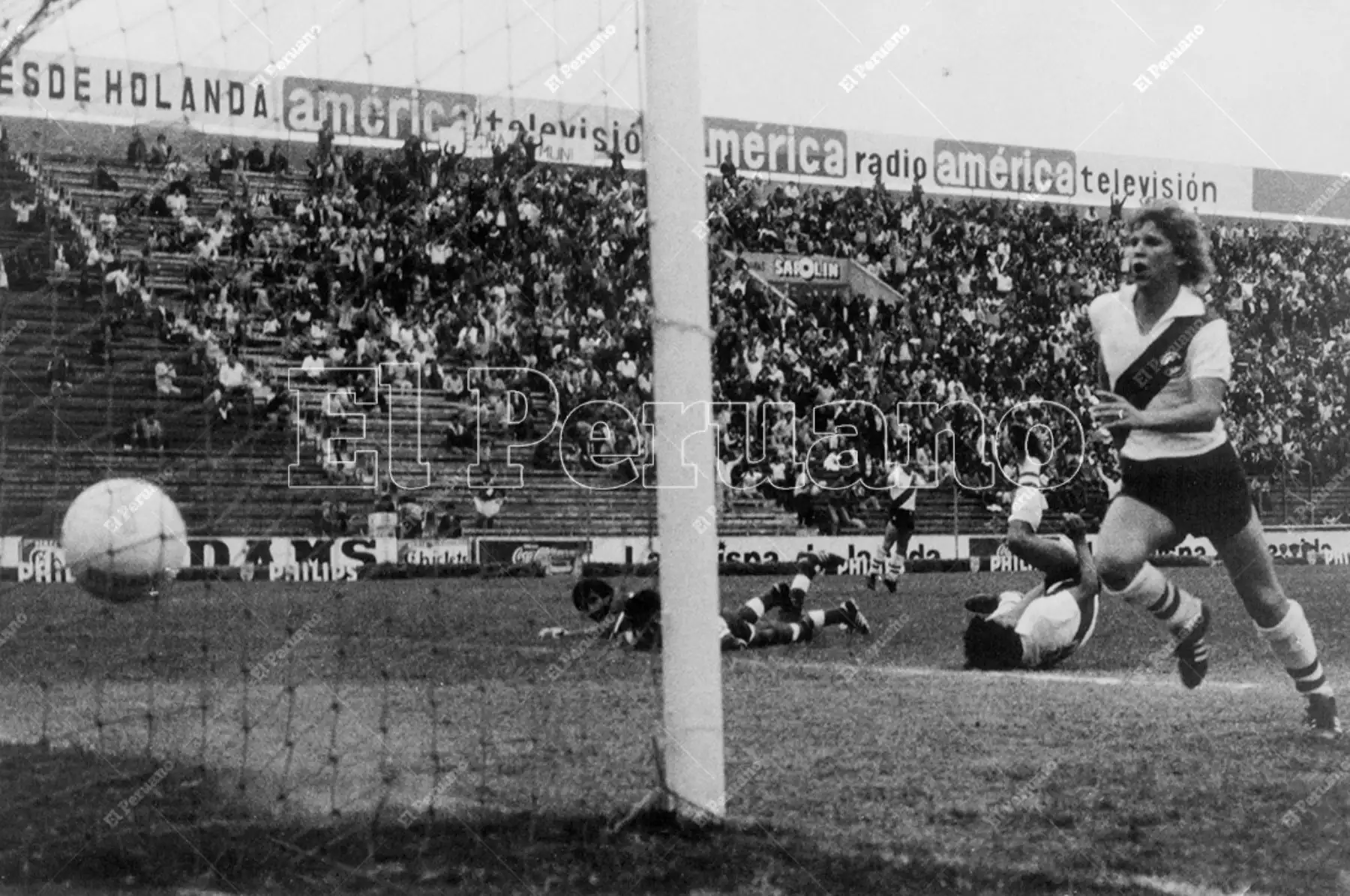Lima - oct 1980 / Jaime "El diablo" Drago, delantero del Deportivo Municipal anota un gol en el campeonato descentralizado de fútbol. Foto: Archivo Histórico de El Peruano
