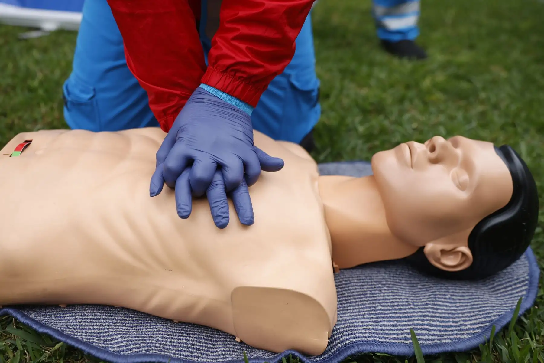 La reanimación cardiopulmonar (RCP) es una técnica para salvar vidas, útil en muchas situaciones de emergencias, como un ataque cardíaco o un ahogamiento, en las que la respiración o los latidos del corazón de una persona se han detenido. Foto: ANDINA/Melina Mejía
