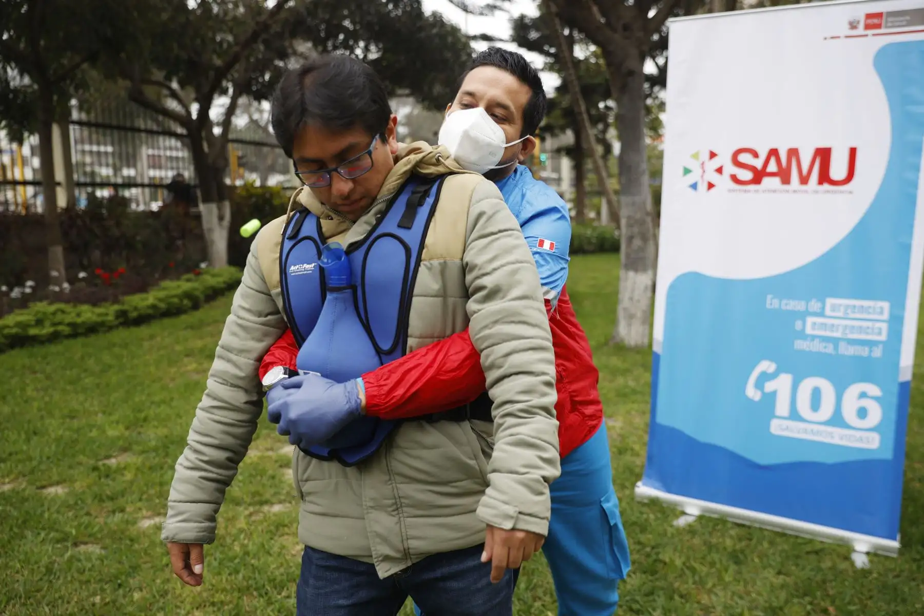 La maniobra de heimlich se realiza en caso de obstrucción de vía aérea por cuerpo extraño y se ejecuta haciendo compresión en la boca del estomago hacia adentro y arriba en forma simultánea. . Foto: ANDINA/Melina Mejía
