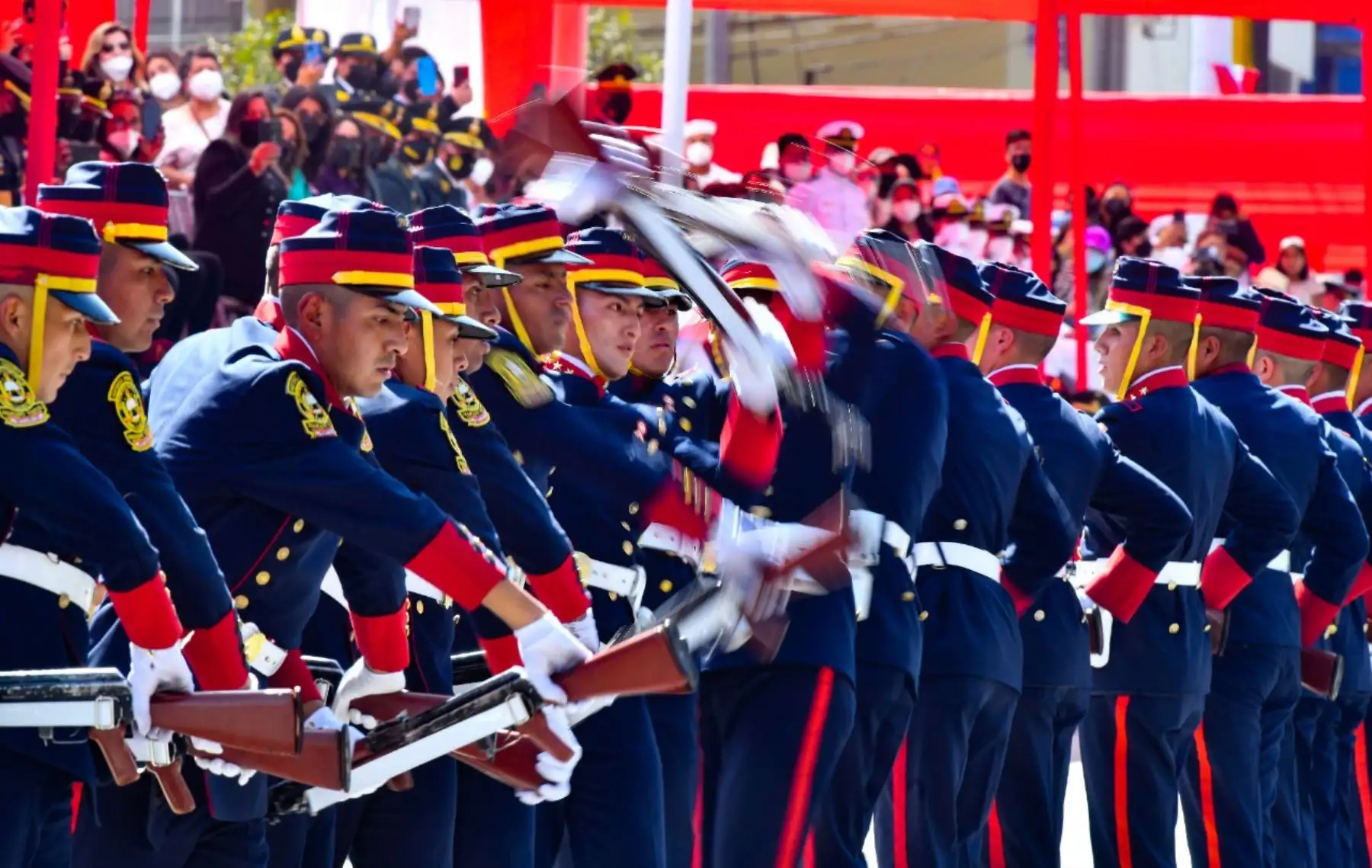Parada y desfile militar se realizó en Arequipa después de dos años de ser suspendida por la pandemia de la covid-19. La población arequipeña llegó hasta la avenida Independencia para participar de la actividad castrense que fue organizada por la III División de Ejército con motivo de las Fiestas Patrias. Foto: Cortesía/ Diego Ramos