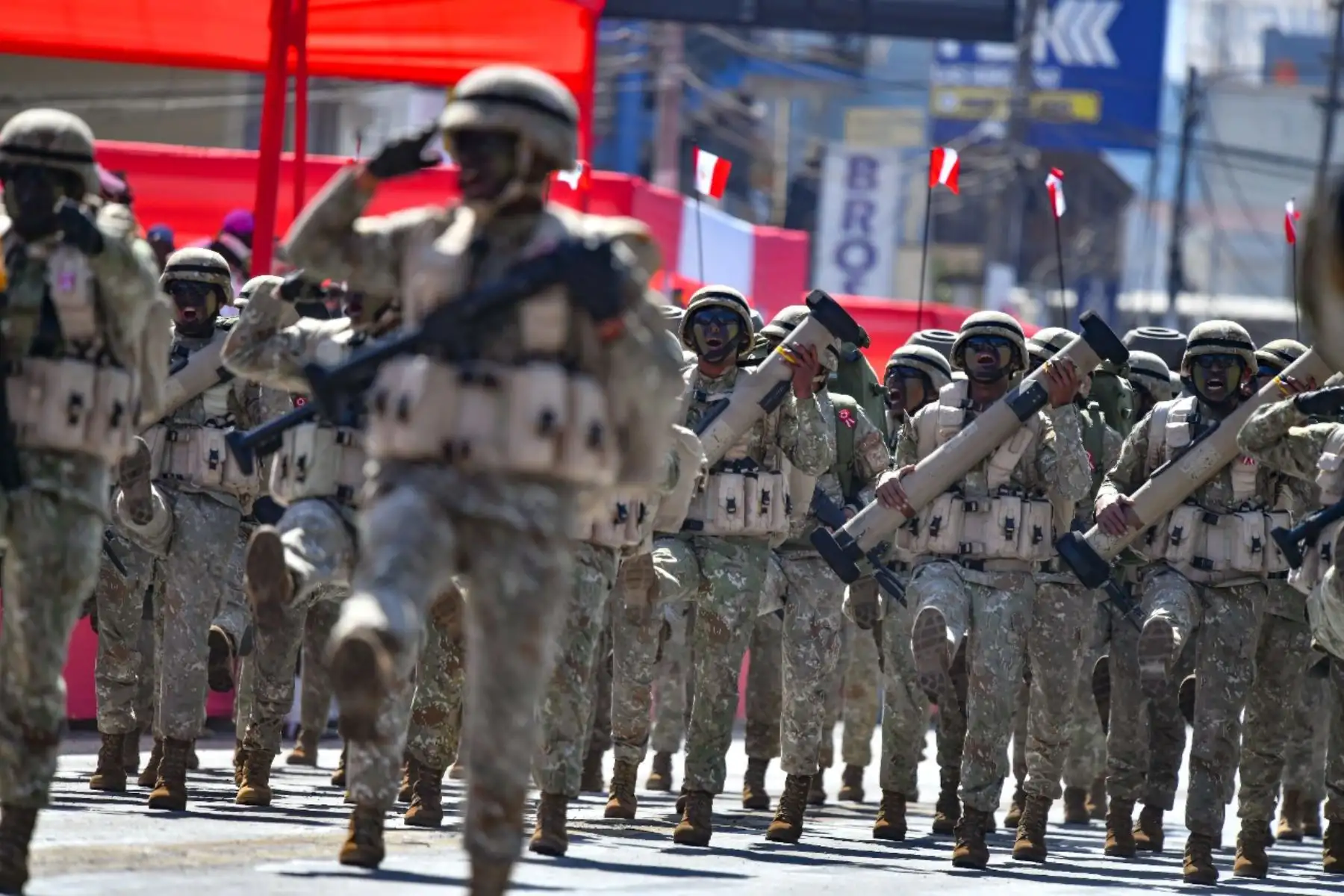 El desfile se inició al promediar las 10:00 de la mañana y fue abierto por la gobernadora regional Kimmerlee Gutiérrez, quien junto a los consejeros regionales desfilaron y luego ocuparon el estrado oficial para participar de la parada militar. . Foto: Cortesía/ Diego Ramos