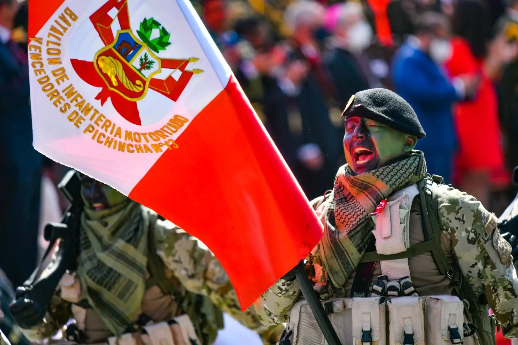 El desfile se inició al promediar las 10:00 de la mañana y fue abierto por la gobernadora regional Kimmerlee Gutiérrez, quien junto a los consejeros regionales desfilaron y luego ocuparon el estrado oficial para participar de la parada militar. . Foto: Cortesía/ Diego Ramos