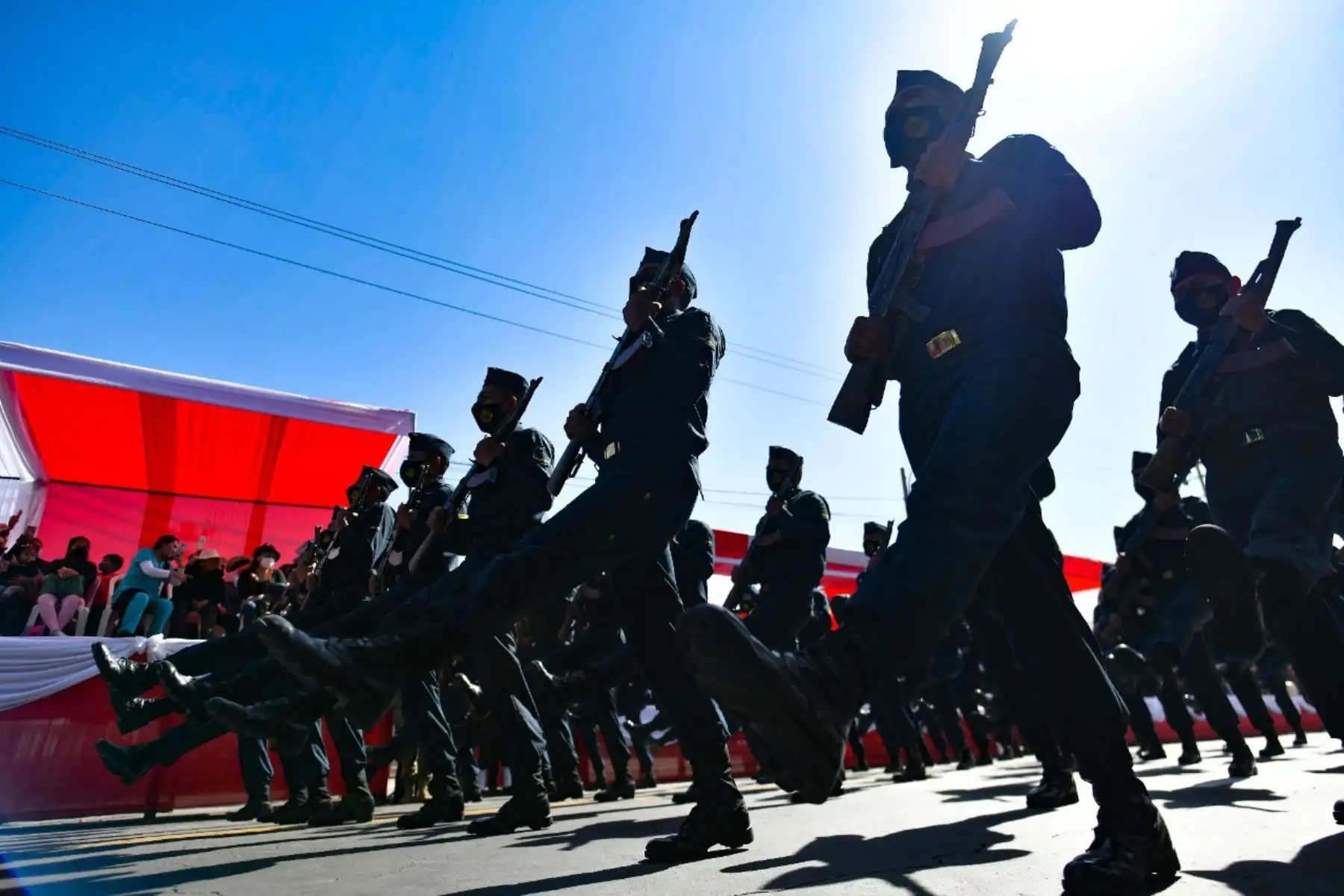 El desfile se inició al promediar las 10:00 de la mañana y fue abierto por la gobernadora regional Kimmerlee Gutiérrez, quien junto a los consejeros regionales desfilaron y luego ocuparon el estrado oficial para participar de la parada militar. . Foto: Cortesía/ Diego Ramos
