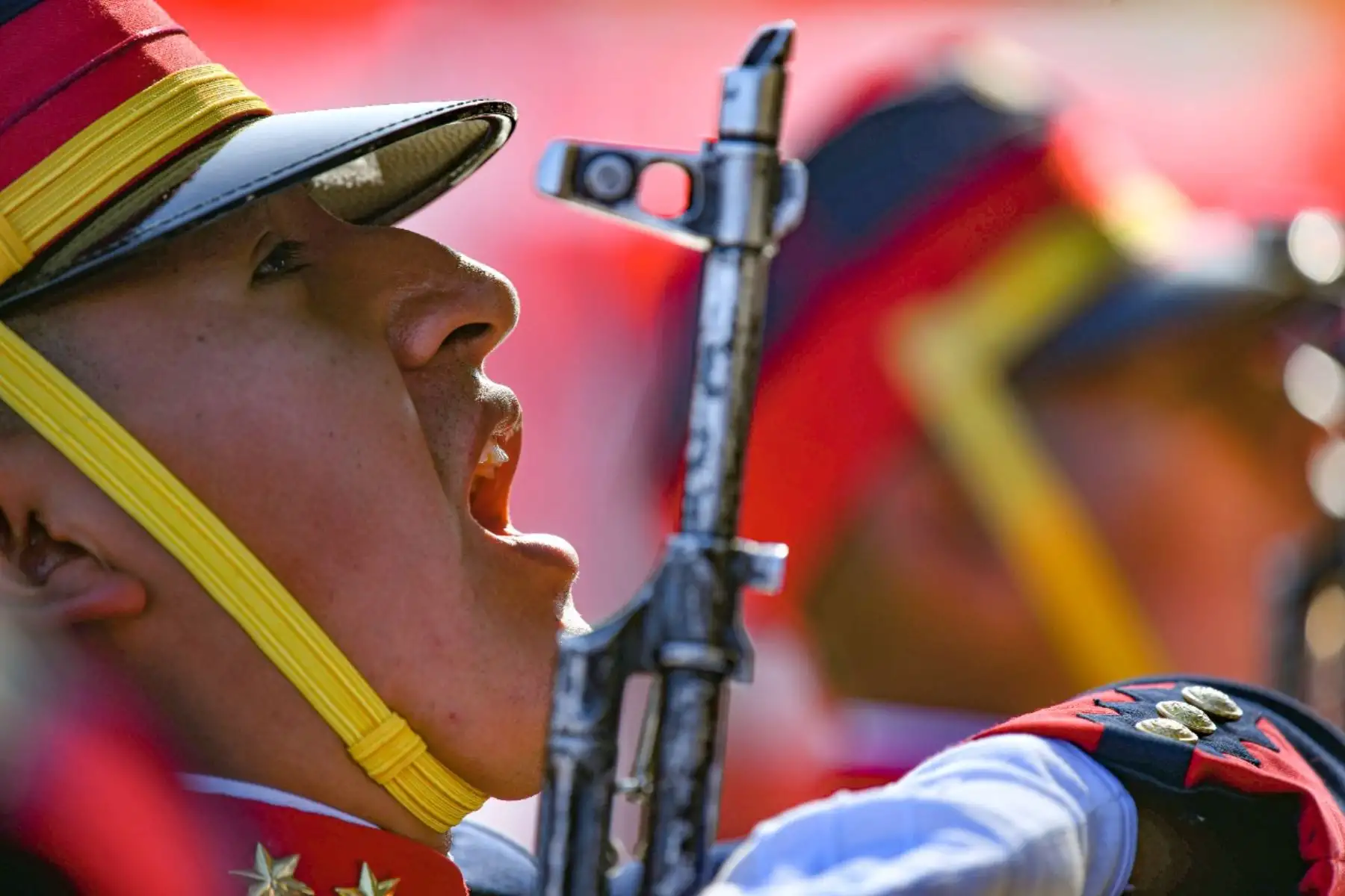 El desfile se inició al promediar las 10:00 de la mañana y fue abierto por la gobernadora regional Kimmerlee Gutiérrez, quien junto a los consejeros regionales desfilaron y luego ocuparon el estrado oficial para participar de la parada militar. . Foto: Cortesía/ Diego Ramos