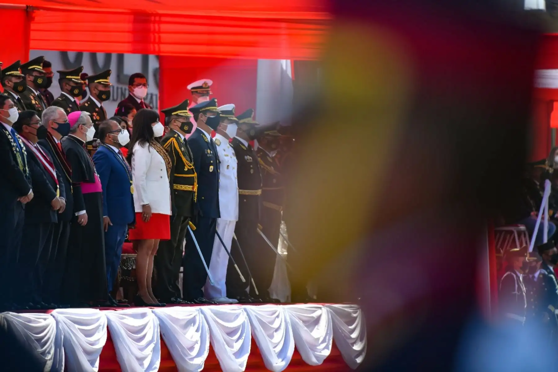 El desfile se inició al promediar las 10:00 de la mañana y fue abierto por la gobernadora regional Kimmerlee Gutiérrez, quien junto a los consejeros regionales desfilaron y luego ocuparon el estrado oficial para participar de la parada militar. . Foto: Cortesía/ Diego Ramos