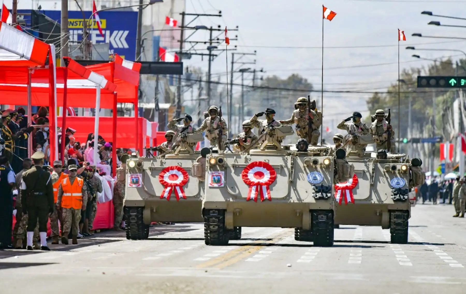 Batallones del Ejército, Fuerza Aérea, Marina de Guerra y Policía Nacional participaron de la parada militar que era esperada por la población, que hacía dos años que no participaba de este tipo de actividades por la pandemia que obligó suspender todo tipo de reuniones para prevenir la propagación del virus. . Foto: Cortesía/ Diego Ramos