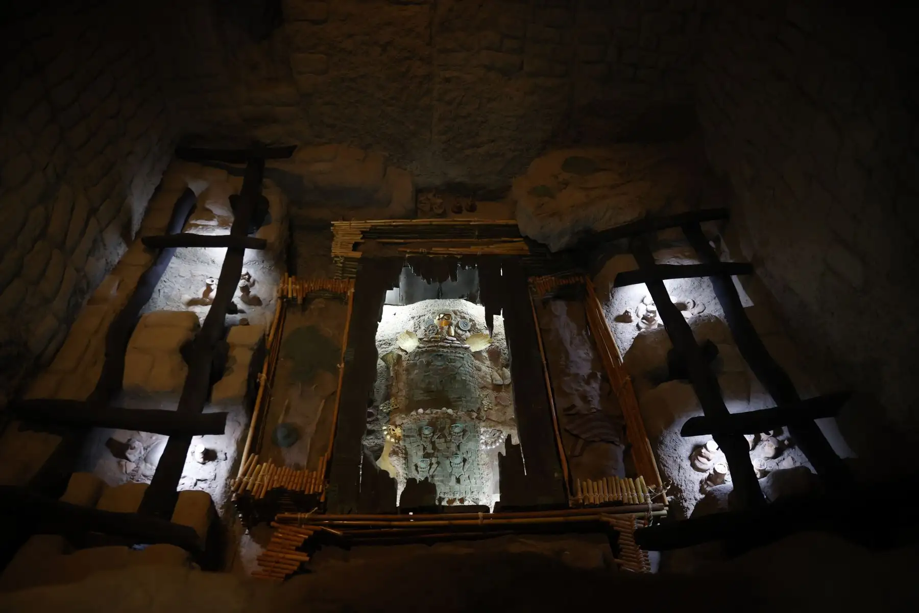 “Encuentro de Dos Culturas: Lima y Mochica”, estará conformada por dos salas: la sala introductoria y la sala de la cámara funeraria donde se presentará la reproducción exacta de la cámara donde fue enterrado el Señor de Sipán Foto: ANDINA/Melina Mejía