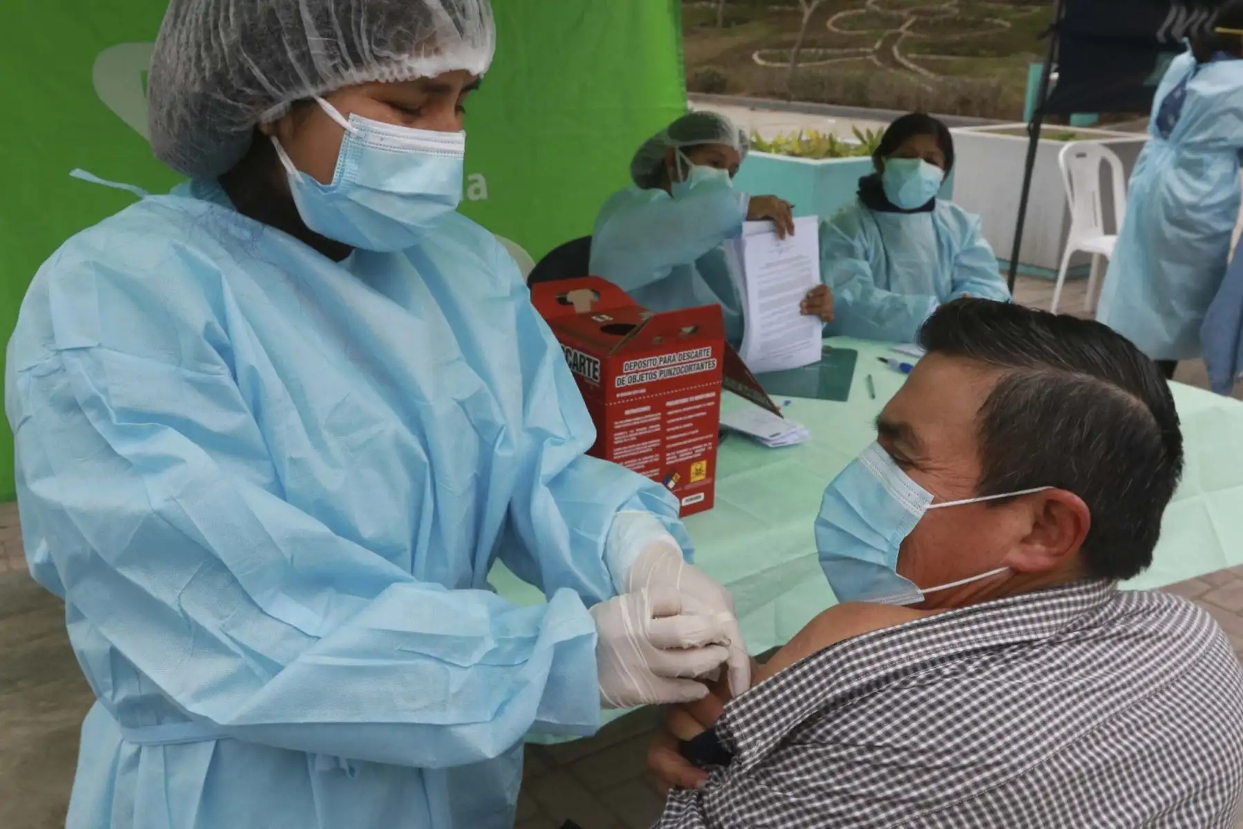 Ministerio de Salud realizó campaña para reforzar la vacunación contra la COVID-19 ante el incremento de casos por la cuarta ola, especialmente en la jurisdicción de Lima Sur, donde se va a realizar la actividad. Foto: ANDINA/Héctor Vinces