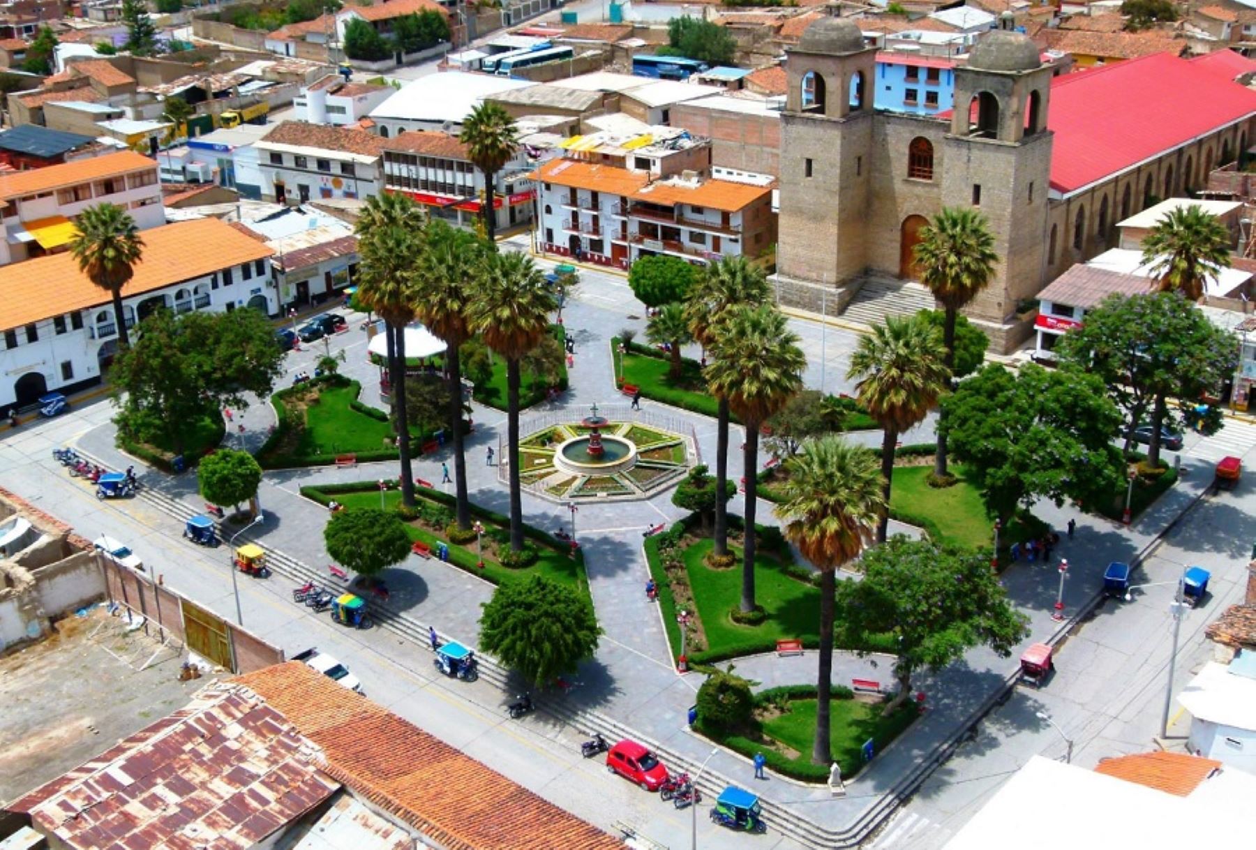 Plaza de Armas de la ciudad de Caraz, capital de la provincia de Huaylas, departamento de Áncash.