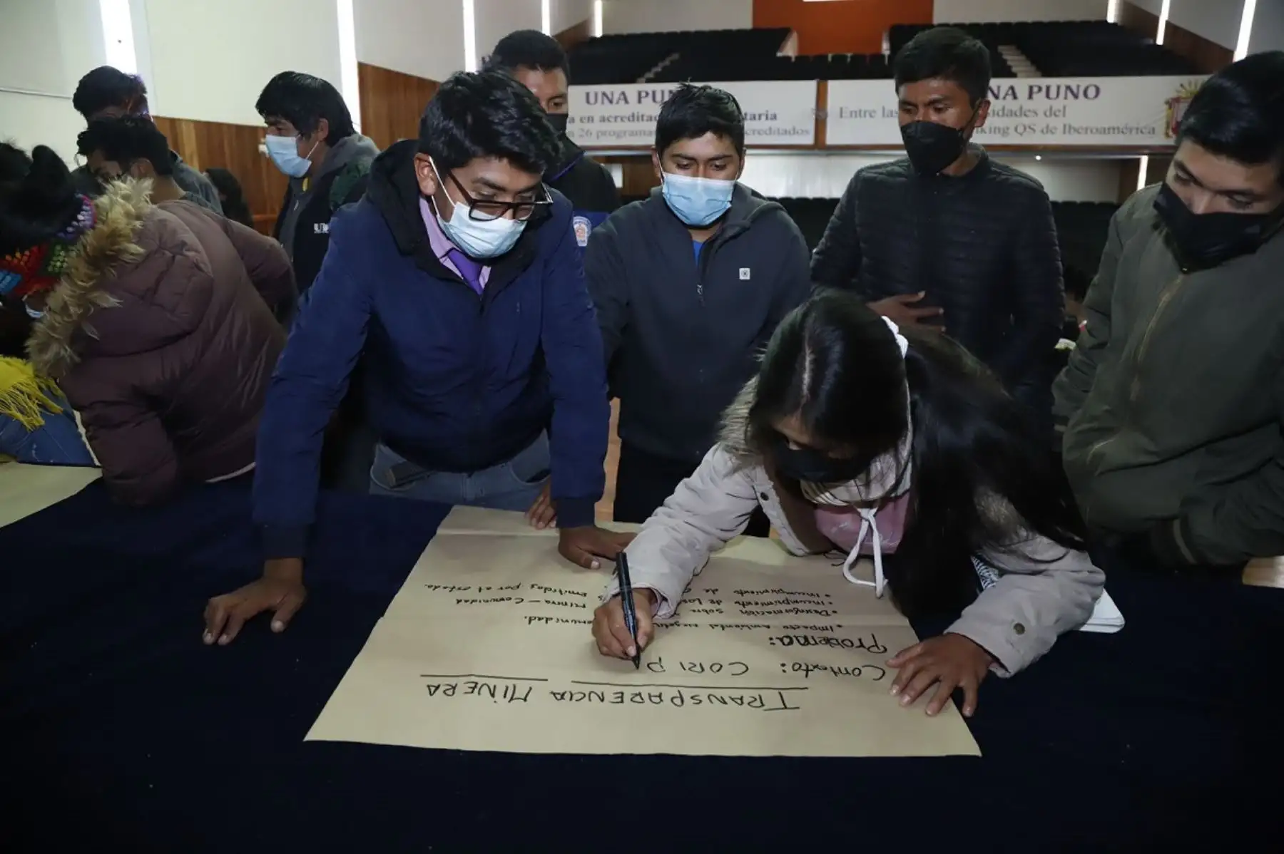 Estudiantes de la Universidad Nacional del Altiplano de Puno, participaron activamente en el taller sobre la importancia de la minería. Foto: Cortesía.
