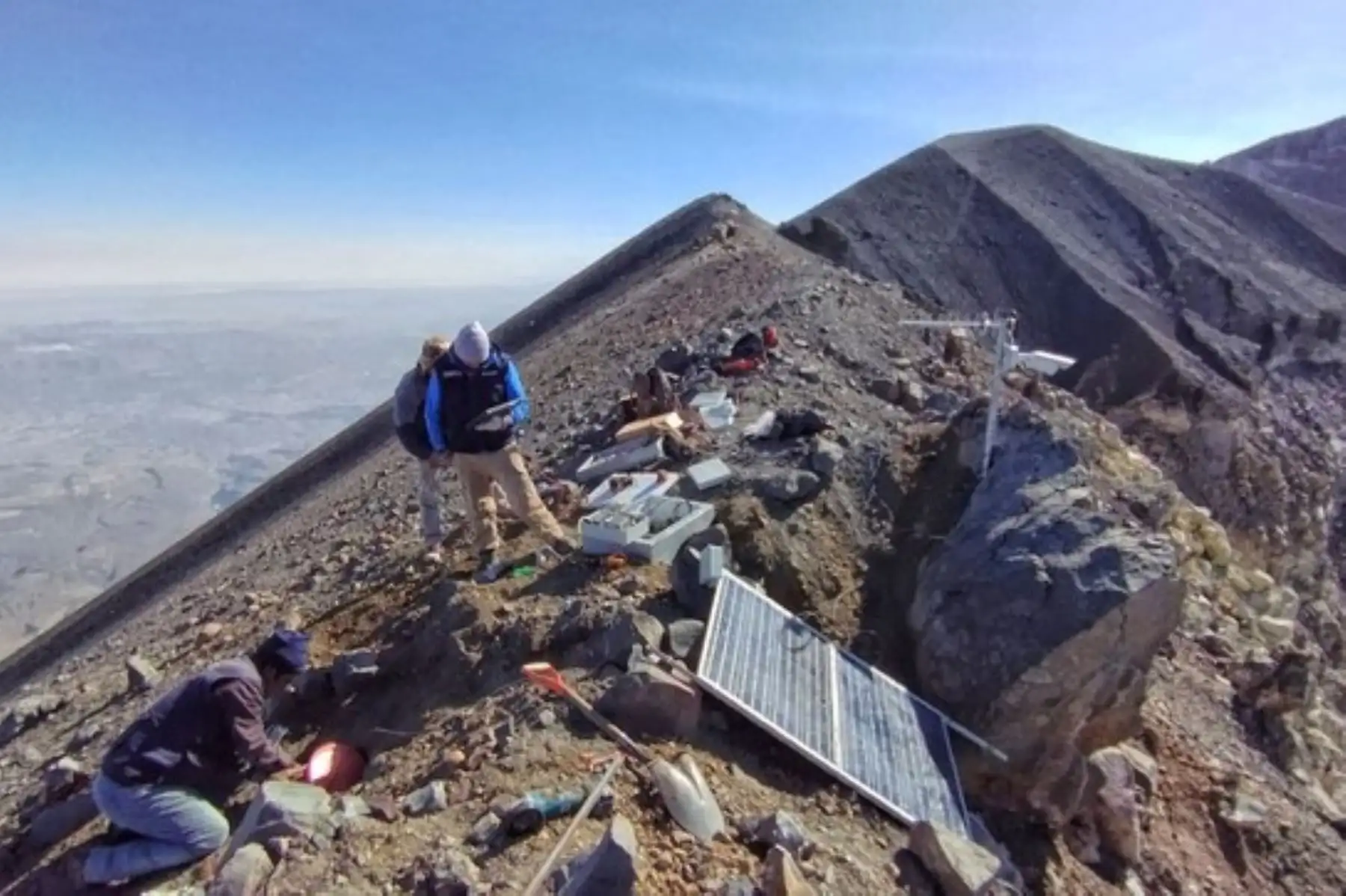 La estación multiparamétrica del Ingemmet permitirá monitorear con mayor precisión el Misti y alertar a la población de producirse algún cambio en la actividad del volcán. Foto: Ingemmet