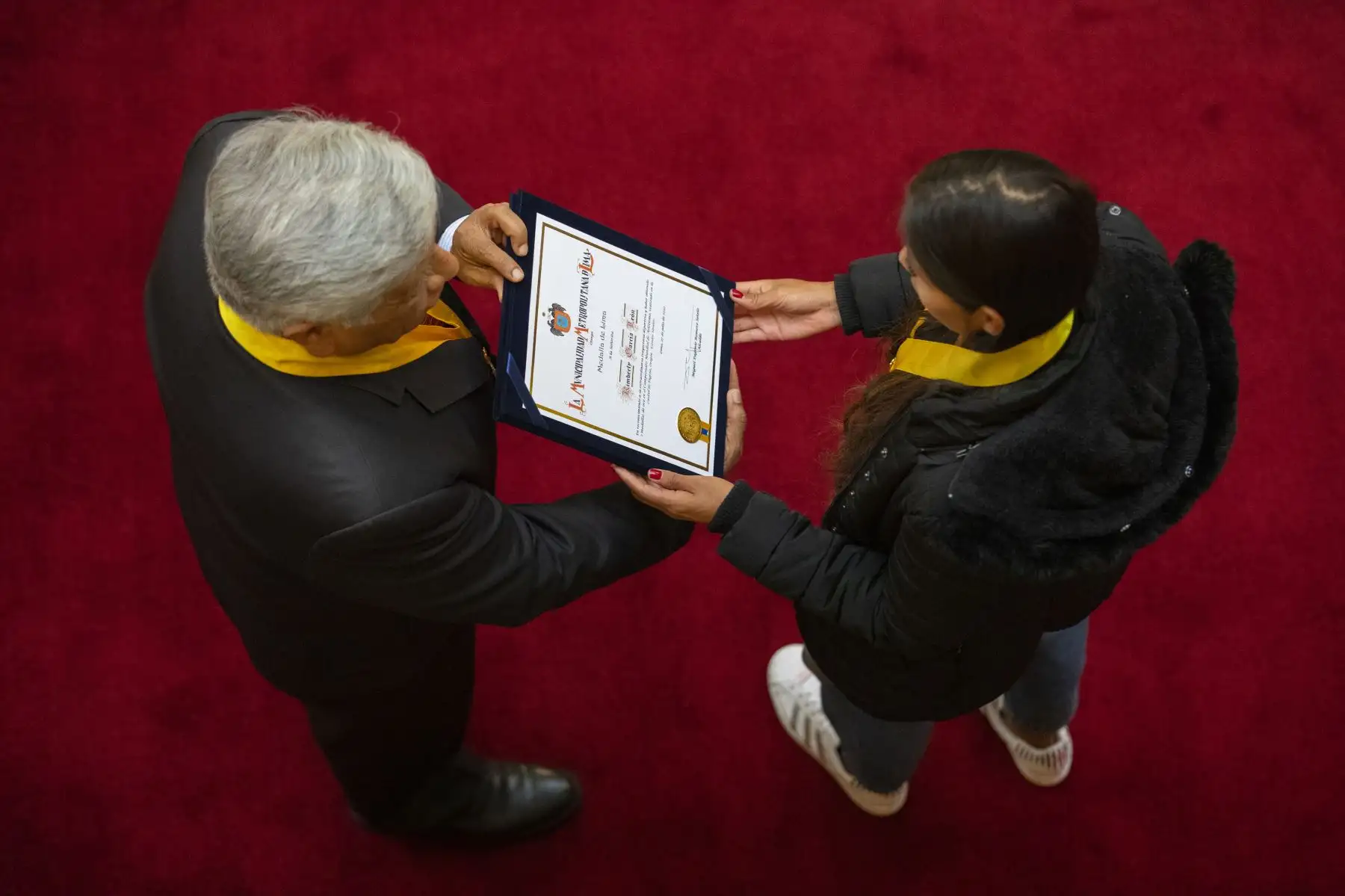 La Municipalidad de Lima realizó una ceremonia de reconocimiento a Kimberly García, quien recibe la medalla de Lima por su trayectoria. La destacada atleta es ganadora de 2 medallas de oro en el Mundial de Atletismo en Oregón 2022. Foto: MuniLima