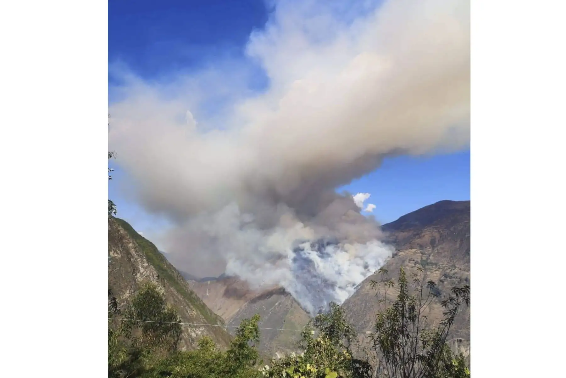 Las lenguas de fuego se deslizan de forma peligrosa por Cocamasana, caserío ubicado en la ruta de acceso a la zona arqueológica de Choquequirao, a unos nueve kilómetros. Foto: ANDINA/Difusión