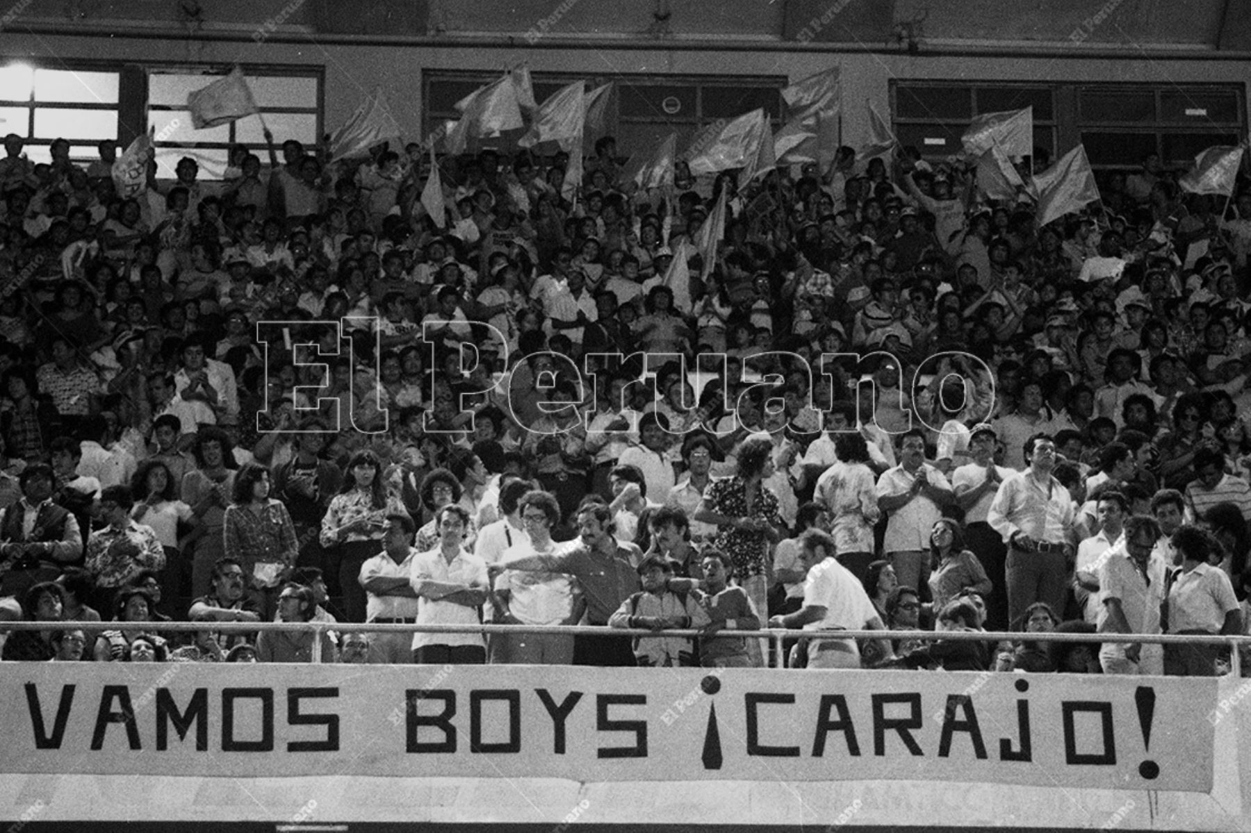 Lima - 5 enero 1977 / La leal barra Vamos Boys que no dejó de alentar a su equipo en la final ante Unión Huaral. Foto: Archivo Histórico de El Peruano / Rolando Angeles