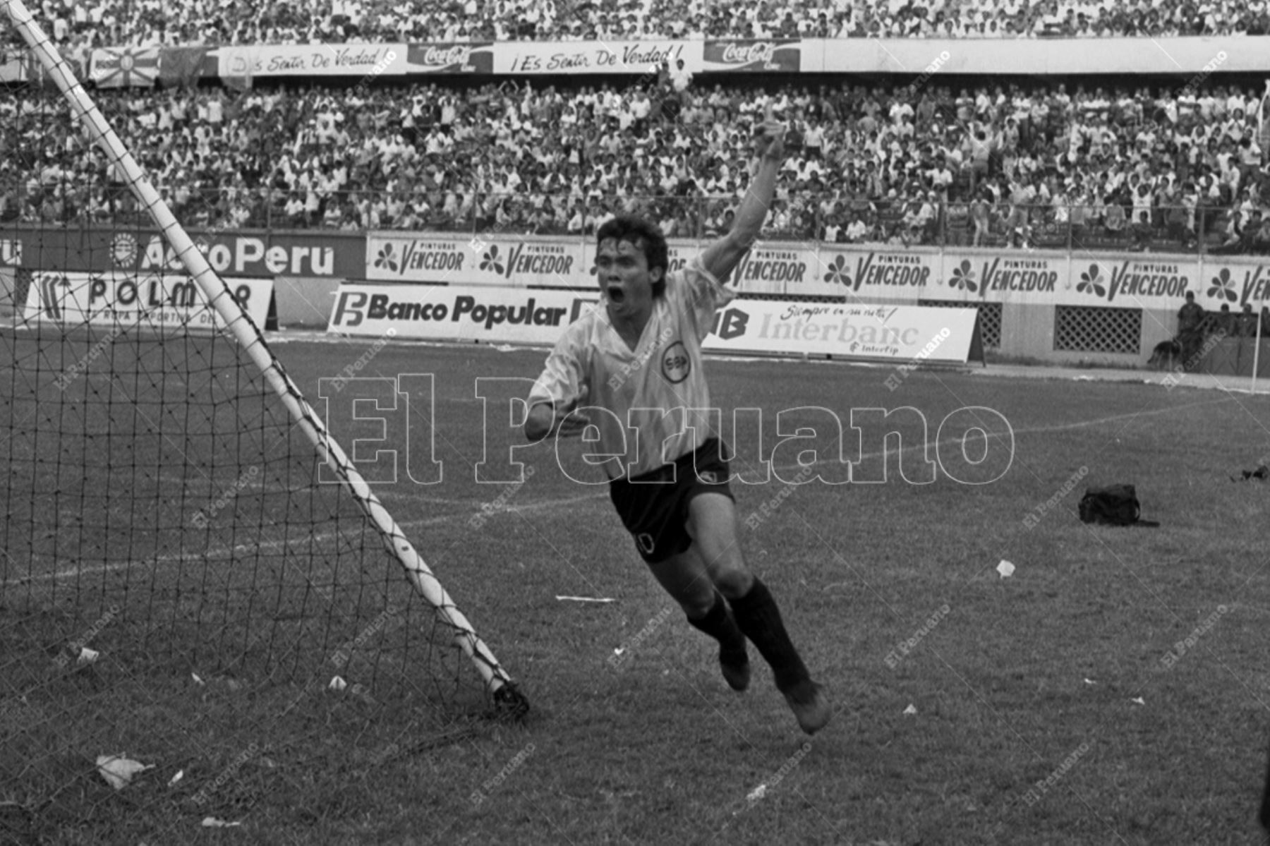 Lima - 22 diciembre 1991 / El brasileño Marcos Dos Santos, Marquinho, celebra luego de anotar un gol. Sport Booys venció a Universitario en definición por penales y logró la clasificación a la Copa Libertadores de América. Foto: Archivo Histórico de El Peruano