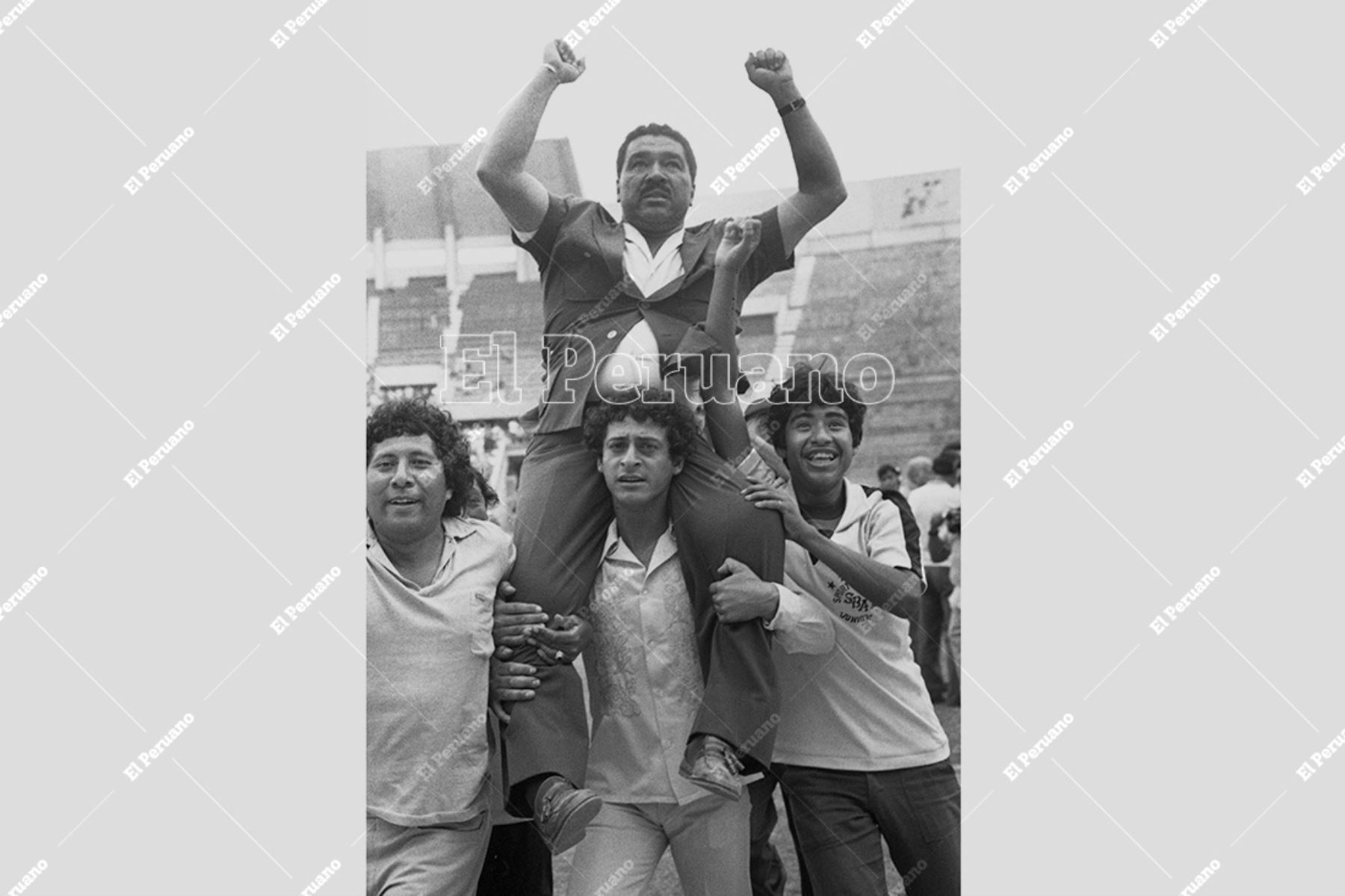 Lima - 23 diciembre 1984 / El técnico Marcos Calderón en hombros de hinchas del Sport Boys luego de lograr la sexta corona para el cuadro potrteño. Foto: Archivo Histórico de El Peruano / Víctor Medina