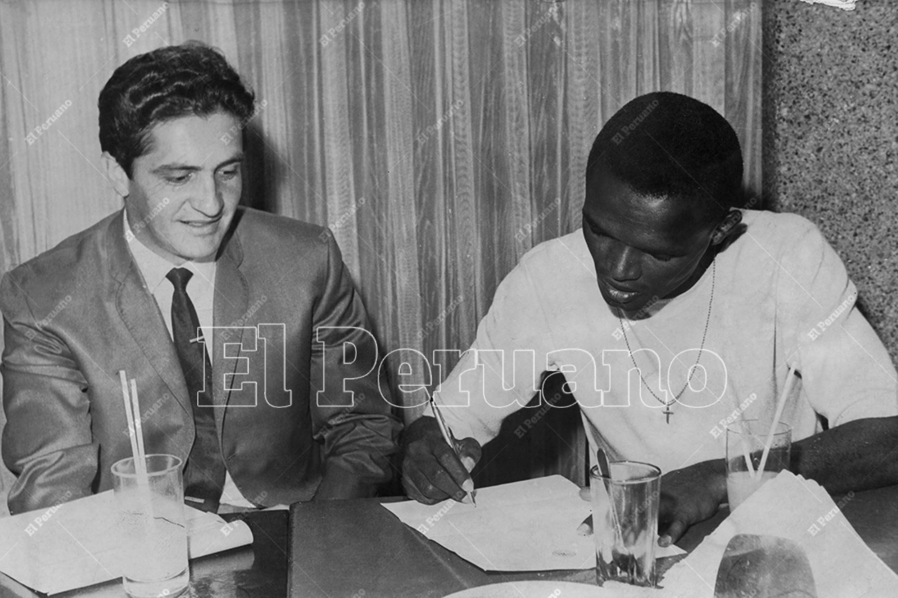 Lima - 12 marzo 1966 / En un hecho sin precedentes, un bicampeón del mundo estampa su firma por un club peruano. El empresario Alberto Levy hizo posible la llegada del brasileño Zózimo al club Sport Boys del Callao. Foto: Archivo Histórico de El Peruano / Máximo Miralles