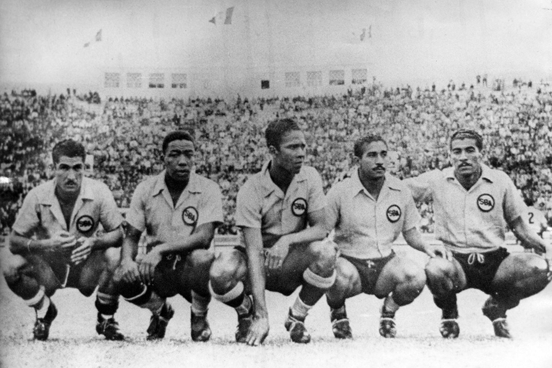 Lima - 1951 / La temible delantera del Sport Boys, primer campeón profesional del fútbol peruano, conformada por Manuel María Drago, Guillermo Barbadillo, Valeriano López, Pedro Valdivieso y Guillermo Valdivieso.  Foto: Libro Vamos Boys