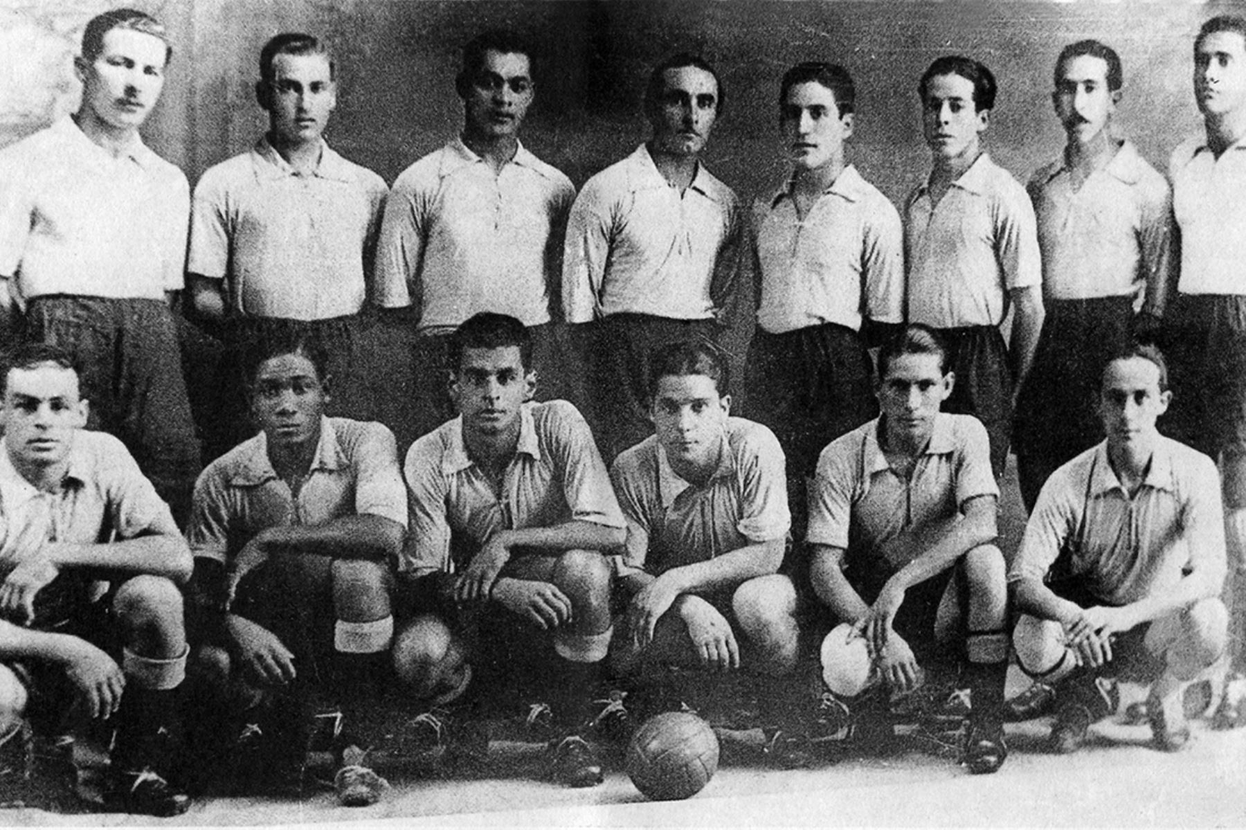 Plantel del Sport Boys que brilló entre 1935 y 1937 y logró dos campeonatos. Destacan, entre otros: Raúl Chapell, Segundo "Titina" Castillo, Víctor Marchena,  Prisco Alcalde y Jorge "Campolo" Alcalde. Foto: Libro Vamos Boys