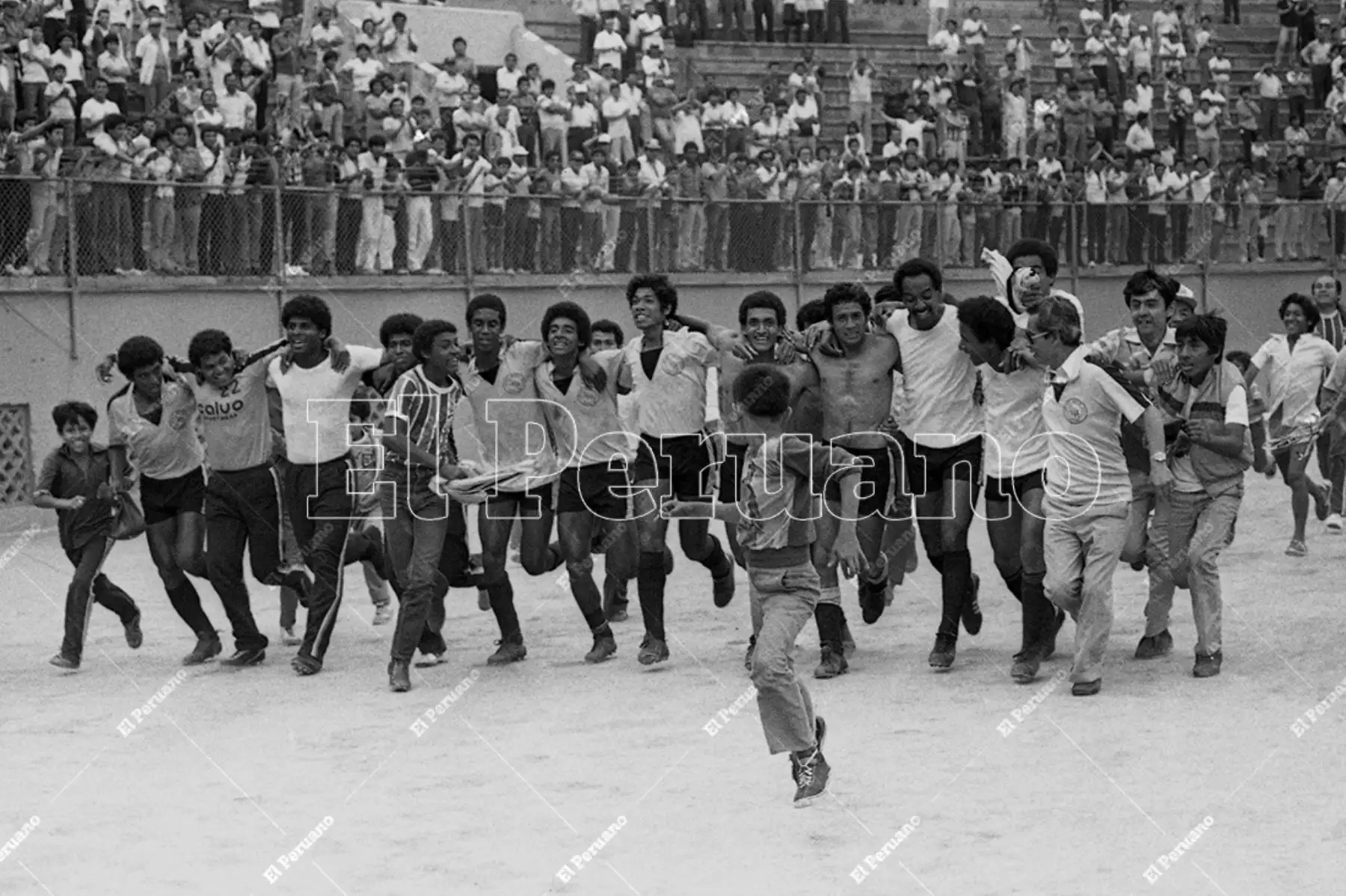 Lima - 23 diciembre 1984 / Jugadores del Sport Boys dan la vuelta olímpica en el Estadio Nacional. El club porteño se coronó campeón nacional al vencer 4-1 a Unión Huaral. Foto: Archivo Histórico de El Peruano / Víctor Medina