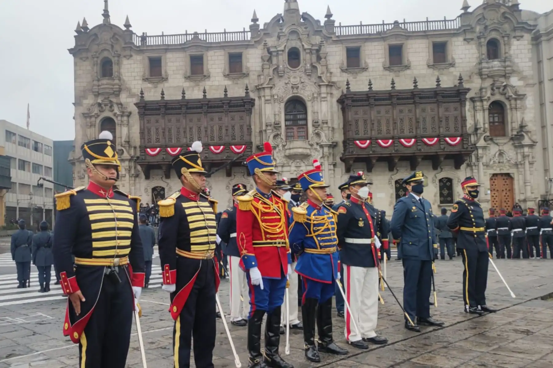 Medidas de seguridad y preparativos en la Plaza de Armas de Lima. Foto: ANDINA/ Héctor Vinces