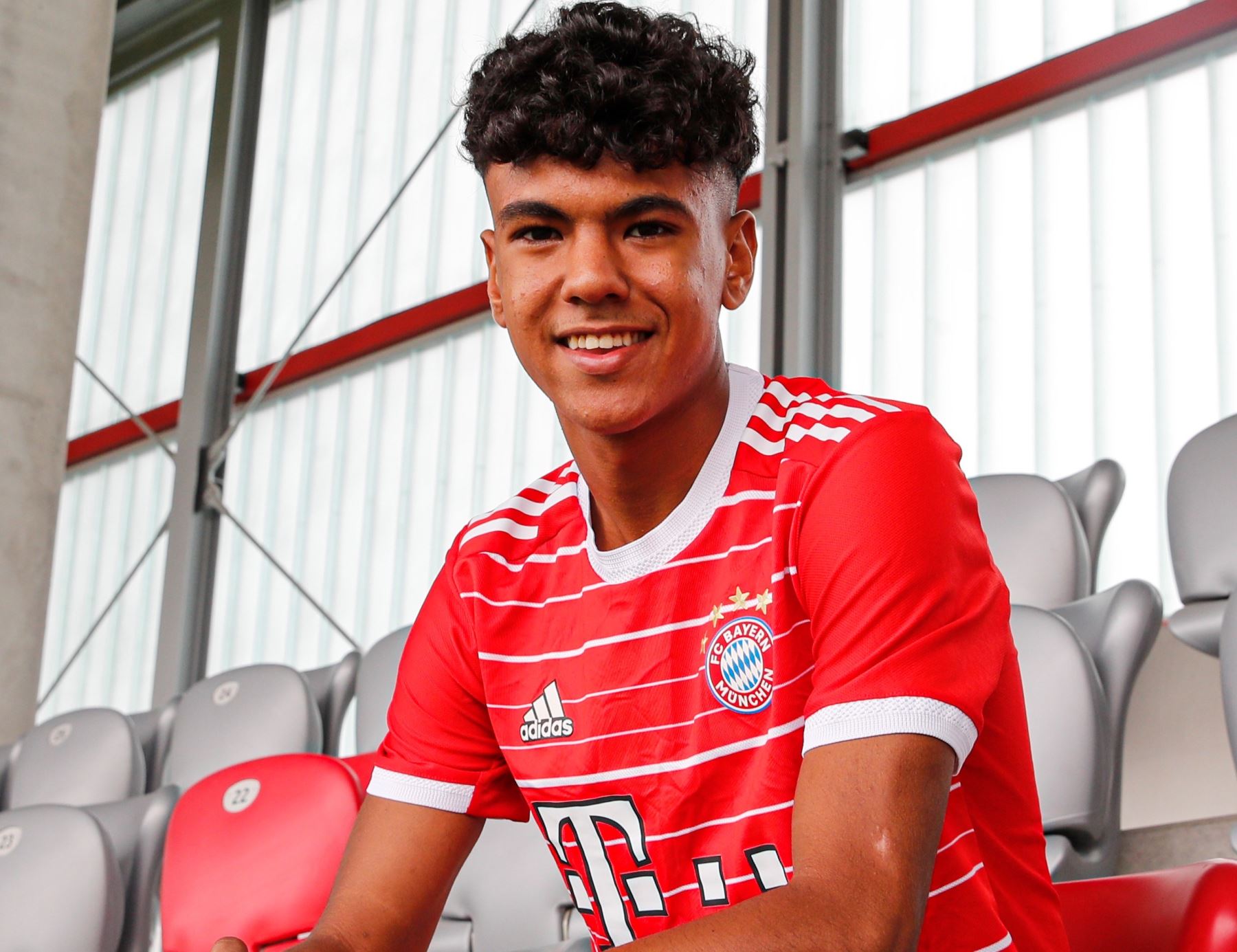 Bayern Múnich apuesta por el futuro y contrata al joven Adam Aznou, quien proviene del Barcelona.